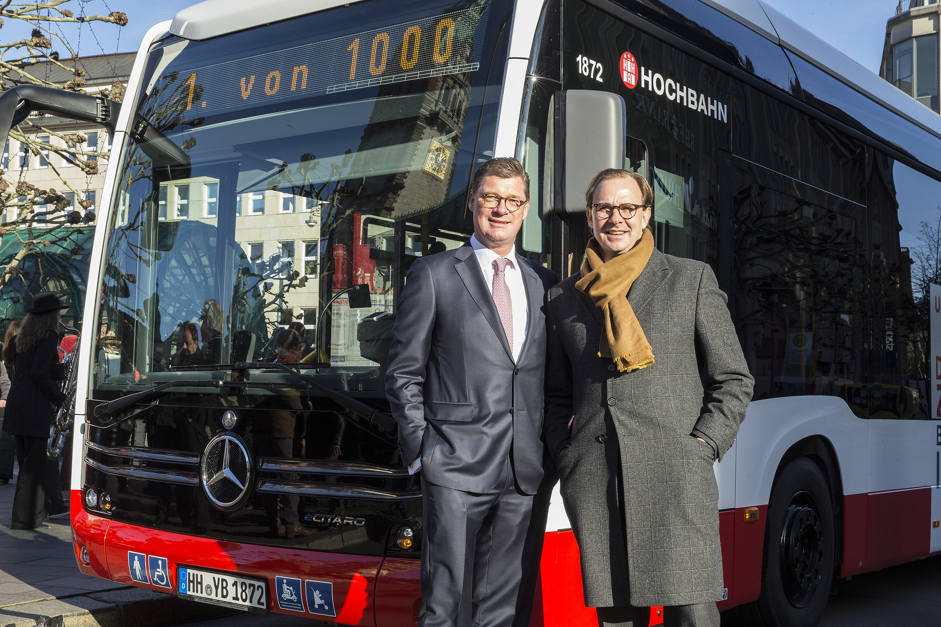 Till Oberwörder, Leiter Daimler Buses, übergab den ersten Mercedes-Benz eCitaro an Henrik Falk, Vorstandsvorsitzender der Hamburger Hochbahn AG. Mercedes-Benz eCitaro: Frischer Wind in Hamburg: Mercedes-Benz liefert den ersten vollelektrischen Stadtbus eCitaro an Hamburger Hochbahn AG