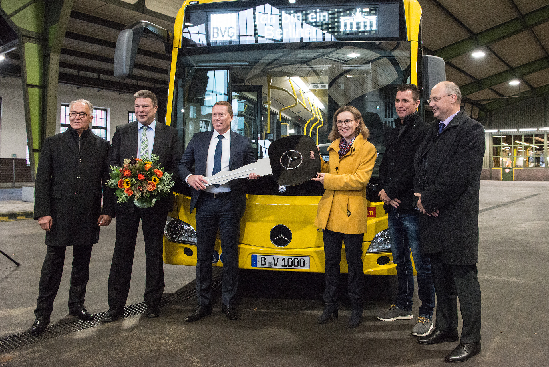 Die ersten Mercedes-Benz Citaro aus dem größten Auftrag aller Zeiten in Berlin sind ausgeliefert. v.l.n.r. Hans-Bahne Hansen, Leiter Mercedes-Niederlassung Berlin, Torsten Schwartner, Werksbeauftragter Flotten Deutschland bei EvoBus. Rüdiger Kappel, Leiter Vertrieb Flotten und Behörden Deutschland von Daimler Buses, Dr. Sigrid Nikutta, Vorstandsvorsitzende und Vorstand Betrieb der BVG,, David Szijártó, Technischer Projektleiter der BVG, und Torsten Mareck, Bereichsleiter Omnibus der BVG. Mercedes-Benz Citaro: Auslieferung aus Großauftrag: BVG Berlin bekommt Zuwachs