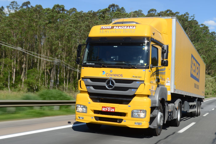 Ab geht die Post – mit 222 Lkw von Mercedes-Benz do Brasil