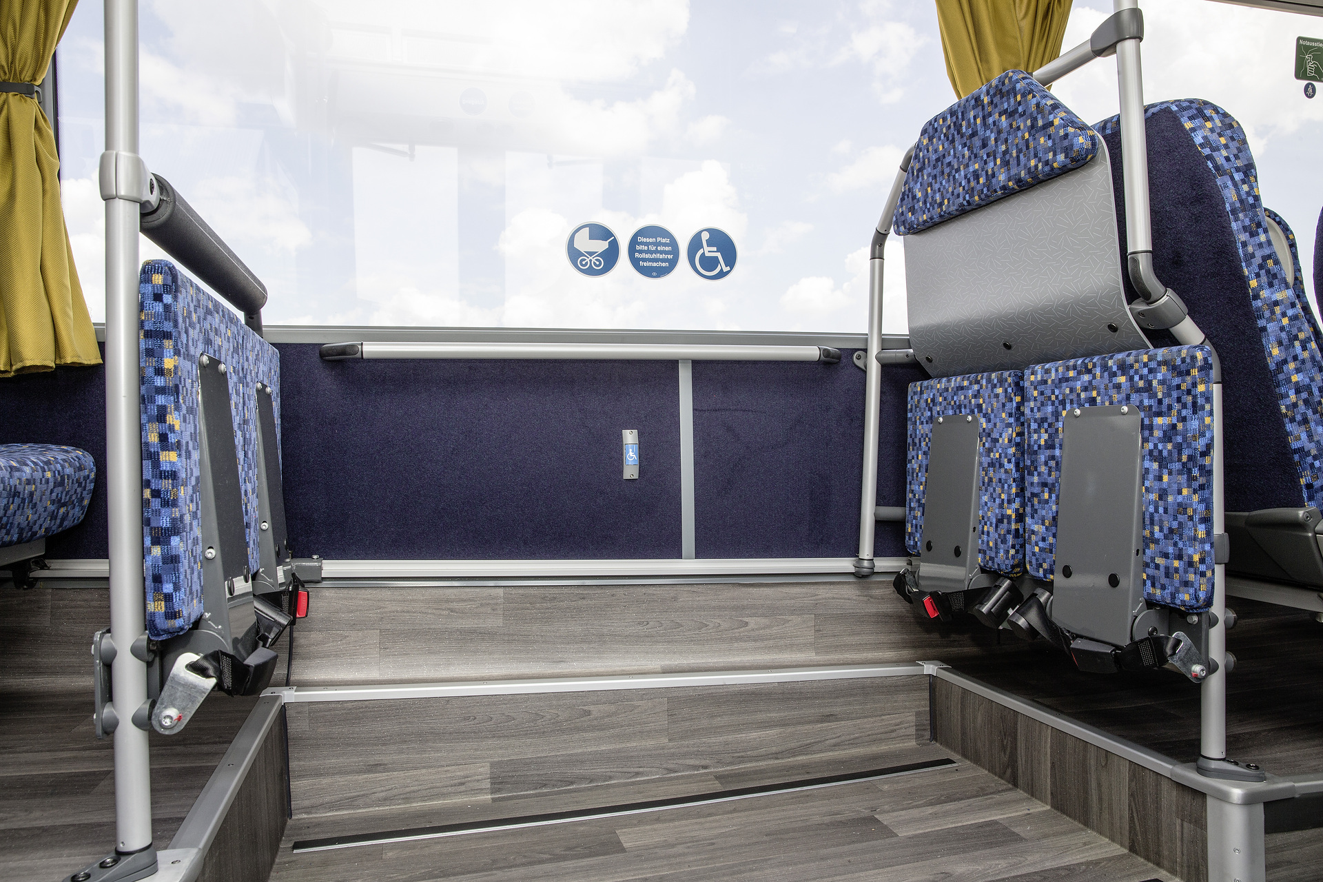 In Mercedes-Benz Omnibussen ist Platz für Rollstuhlfahrer und Kinderwagen. Im Omnibus ist Platz für alle!