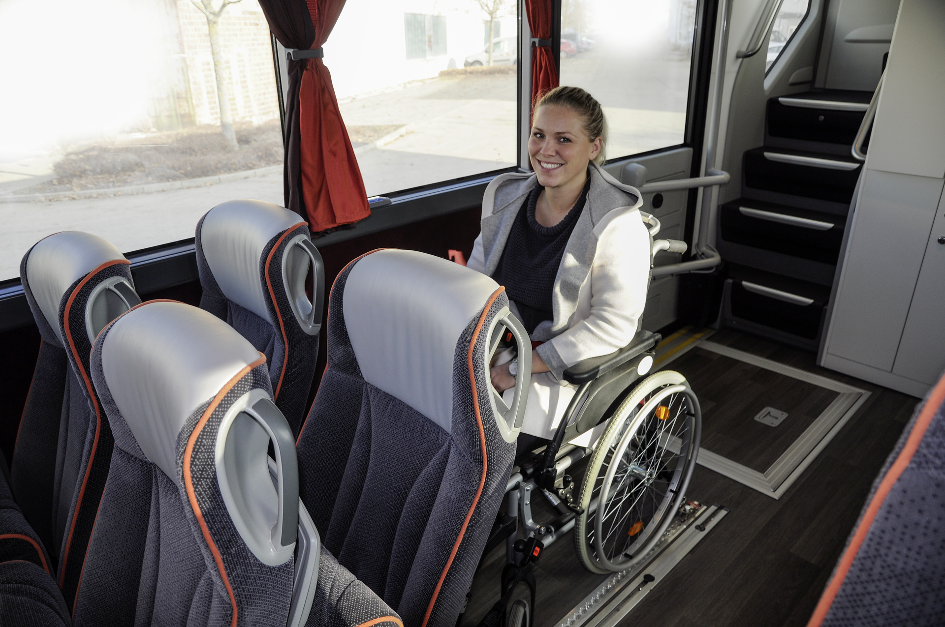 Die Bestuhlung im Setra Doppelstockbus S 531 DT kann mit wenigen Handgriffen für Rollstuhlfahrer verändert werden. Im Omnibus ist Platz für alle!