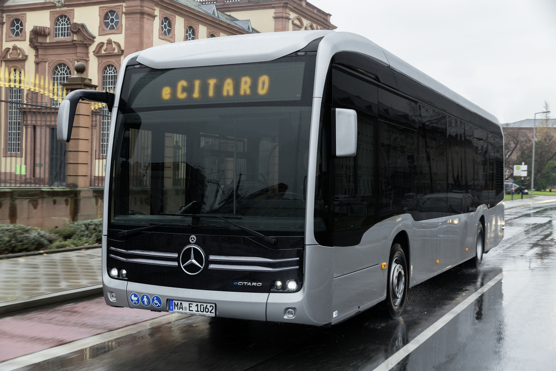 Mercedes-Benz eCitaro mit vollelektrischem Antrieb