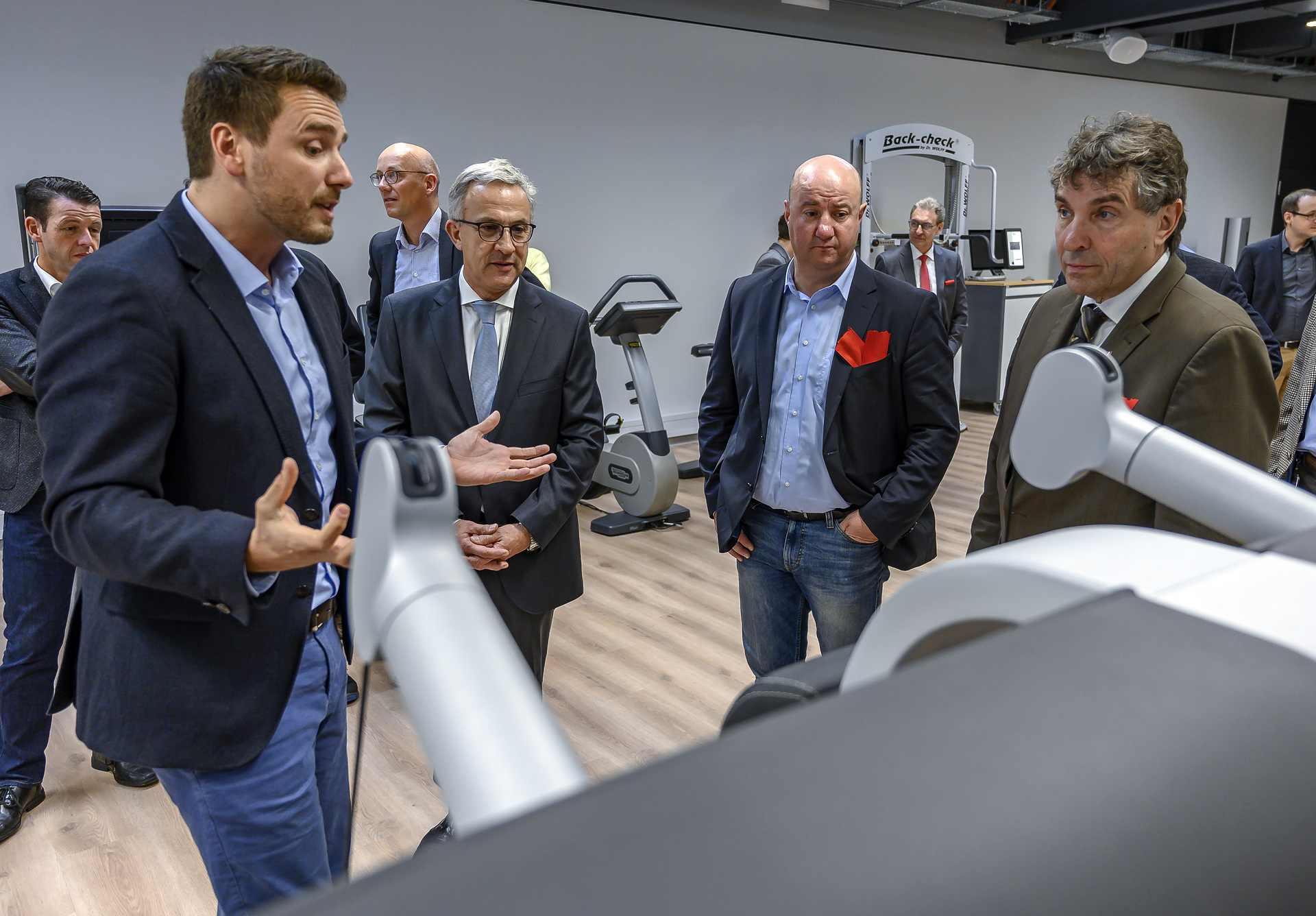 Führung durch die neuen Räumlichkeiten des neuen Gesundheitszentrums am Mercedes-Benz Standort Gaggenau. Von links nach rechts: Christian Bauer, Geschäftsführung Meisterleistung GmbH, Dr. Matthias Jurytko, Standortleiter des Mercedes-Benz Werks Gaggenau, Michael Brecht, Vorsitzender des Gesamtbetriebsrats der Daimler AG, Christof Florus, Oberbürgermeister Stadt Gaggenau Mercedes-Benz Werk Gaggenau: Einweihung des neuen Multifunktionsgebäudes: Gesund und munter in die Zukunft