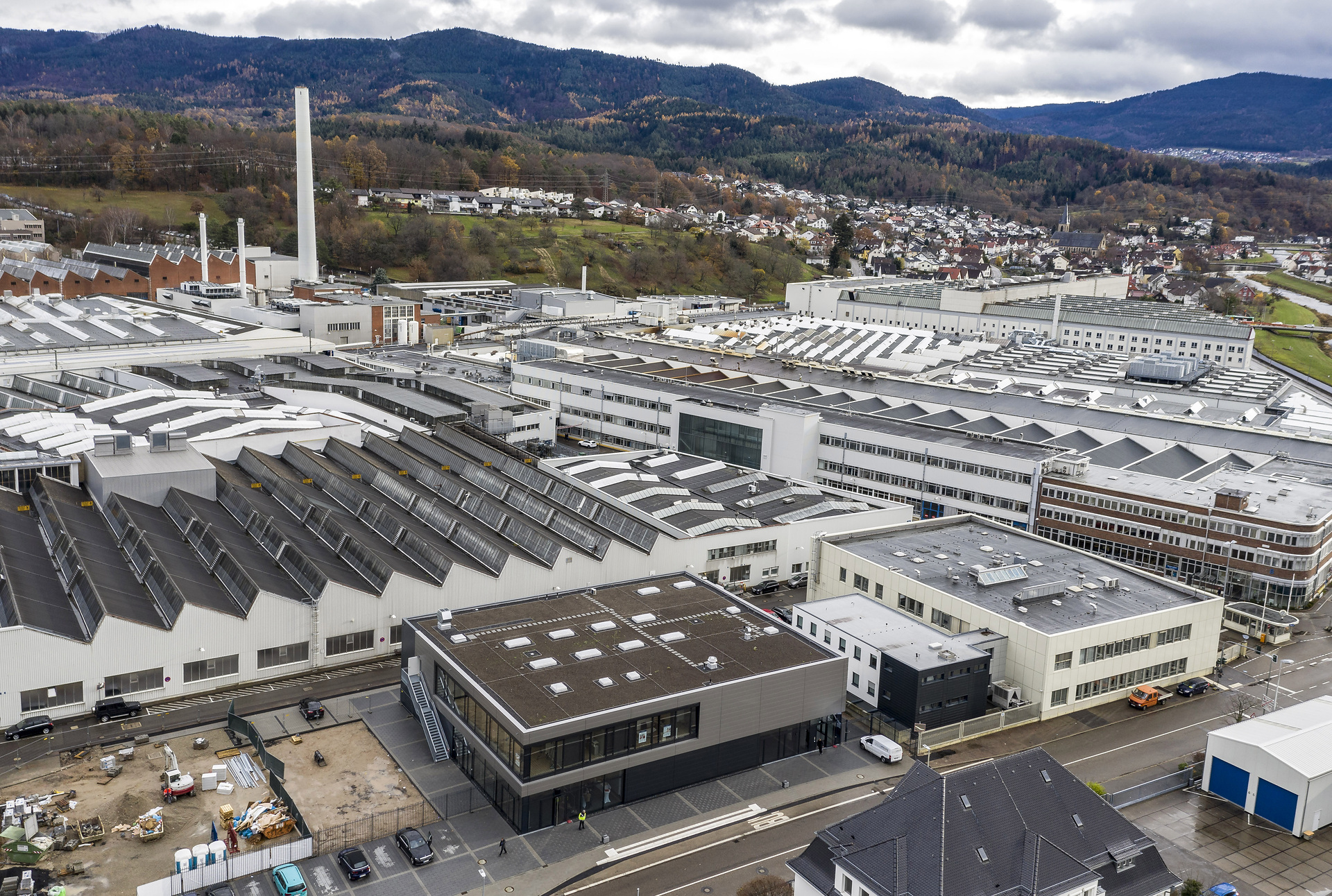 Im Vordergrund das neue Gesundheitszentrums des Merceds-Benz Standorts Gaggenau vor der Kulisse des Nordschwarzwaldes Mercedes-Benz Werk Gaggenau: Einweihung des neuen Multifunktionsgebäudes: Gesund und munter in die Zukunft
