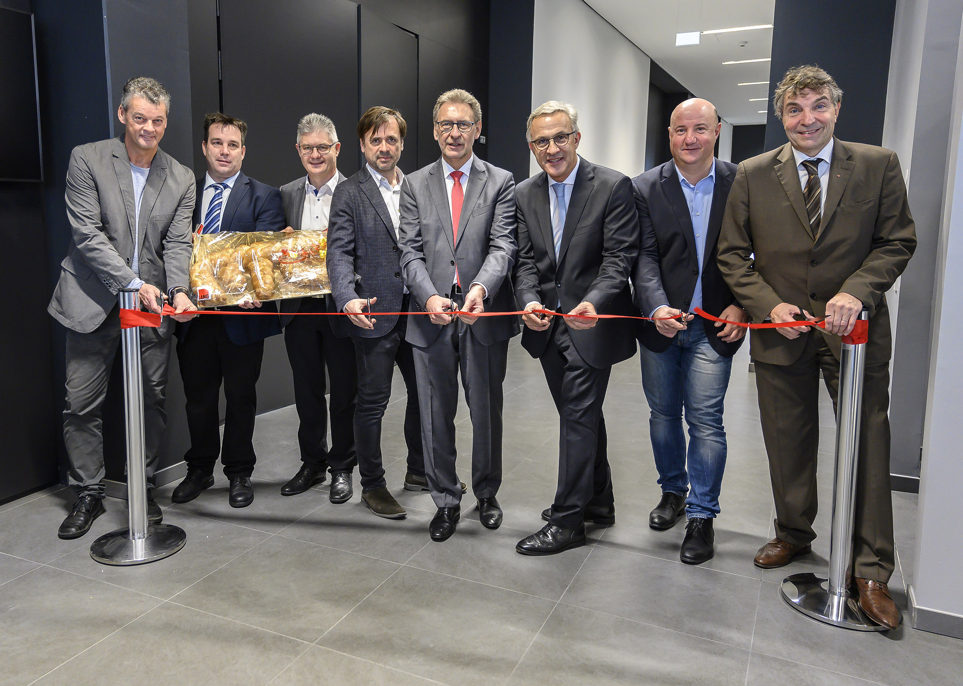 Einweihung des neuen Gesundheitszentrums am Mercedes-Benz Standort Gaggenau. Von links nach rechts: Reiner Karcher, Projektleiter Multifunktionsgebäude Daimler AG, Thorsten Jung, Firma Lang Bau Gmbh & Co. KG, Klaus Herrman, Firma Lang Bau Gmbh & Co. KG, Michael Reisinger, Architekt des Multifunktionsgebäudes, Jürgen Bäuerle, Landrat Landkreis Rastatt, Dr. Matthias Jurytko, Standortleiter des Mercedes-Benz Werks Gaggenau, Michael Brecht, Vorsitzender des Gesamtbetriebsrats der Daimler AG, Christof Florus, Oberbürgermeister Stadt Gaggenau Mercedes-Benz Werk Gaggenau: Einweihung des neuen Multifunktionsgebäudes: Gesund und munter in die Zukunft
