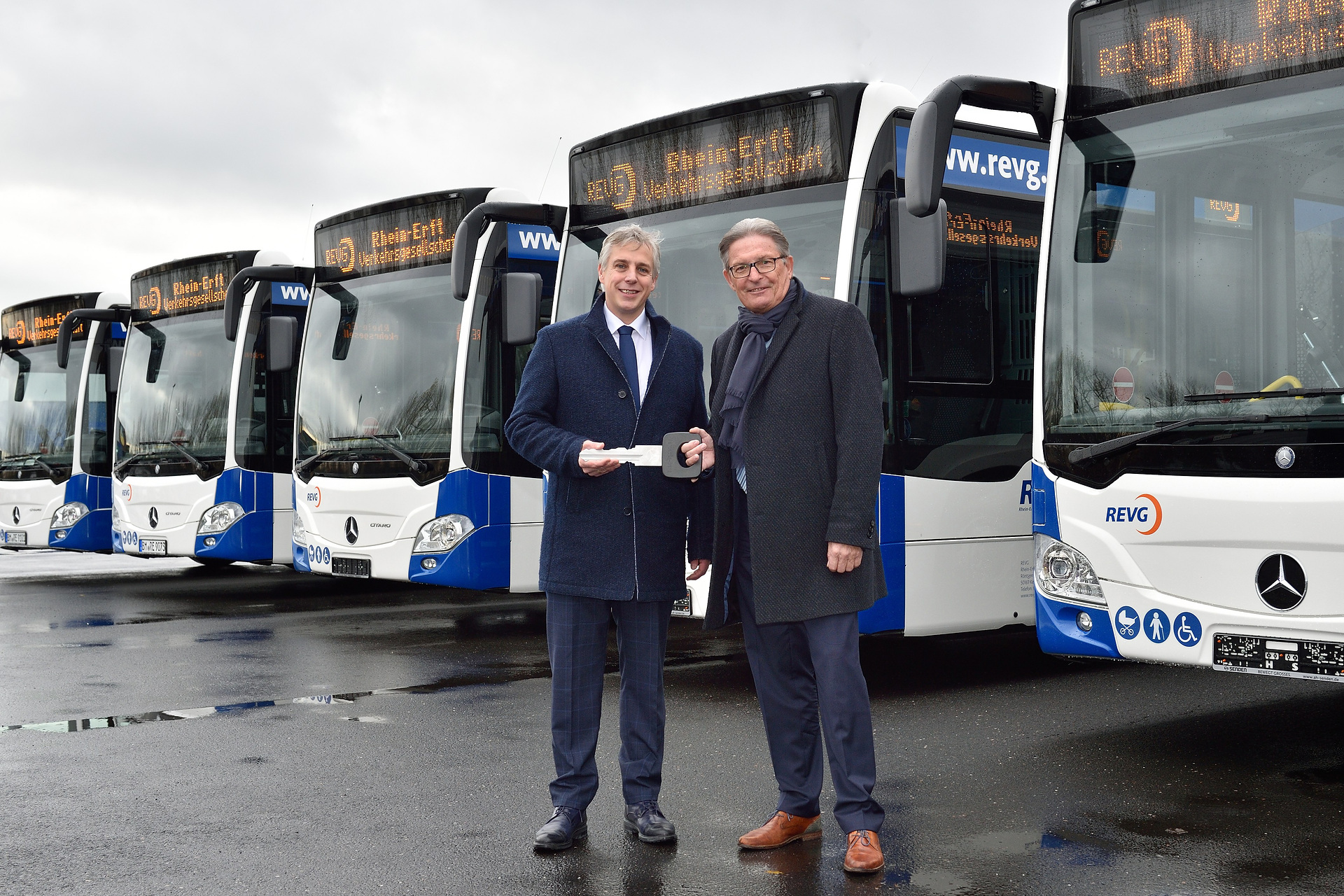 Die ersten Mercedes-Benz Citaro für die Busverkehre im Rhein-Erft-Kreis sind ausgeliefert. Walter Reinarz (rechts), Geschäftsführer REVG, bekam den symbolischen Schlüssel der neuen Flotte von Jürgen Foehr, Mercedes-Benz Omnibusse Vertriebsleiter West. Mercedes-Benz Citaro: 43 Mercedes-Benz Stadtlinienbusse für den Rhein-Erft-Kreis