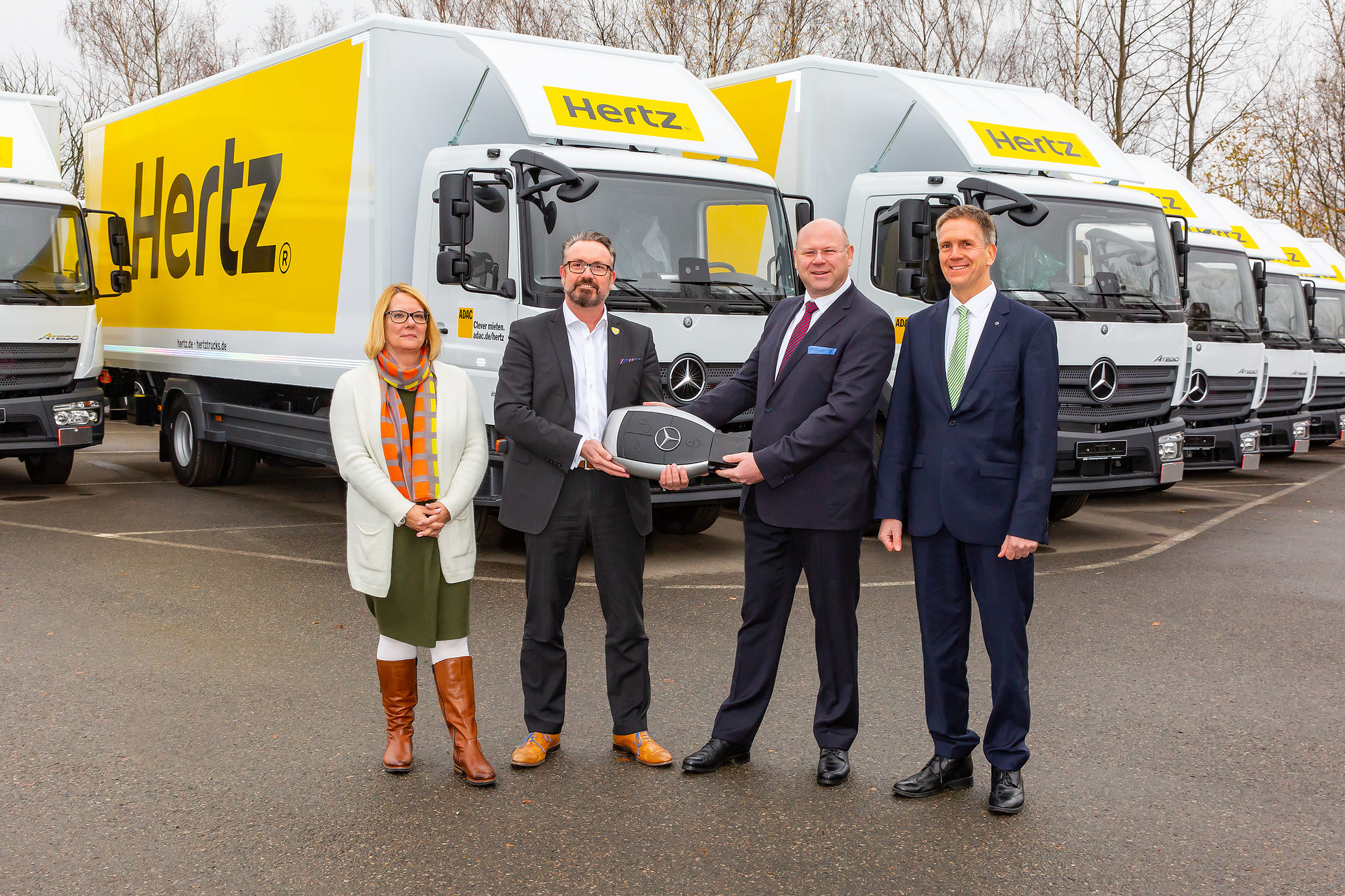 542 Mercedes-Benz Atego für Autovermietung Hertz: (von links nach rechts) Sabine Boppert, Manager Fleet Purchase & Contract, Hertz Autovermietung, Joachim Verheugen, Director Fleet, Hertz Autovermietung, Oliver Kraft, Leiter Großkundenmanagement Lkw, und Michael Albrecht, Großkundenmanage¬ment Lkw Mercedes-Benz Vertrieb Deutschland. Mercedes-Benz Atego im Einsatz bei der Hertz Autovermietung: 542 Mercedes-Benz Atego mit Her(t)z