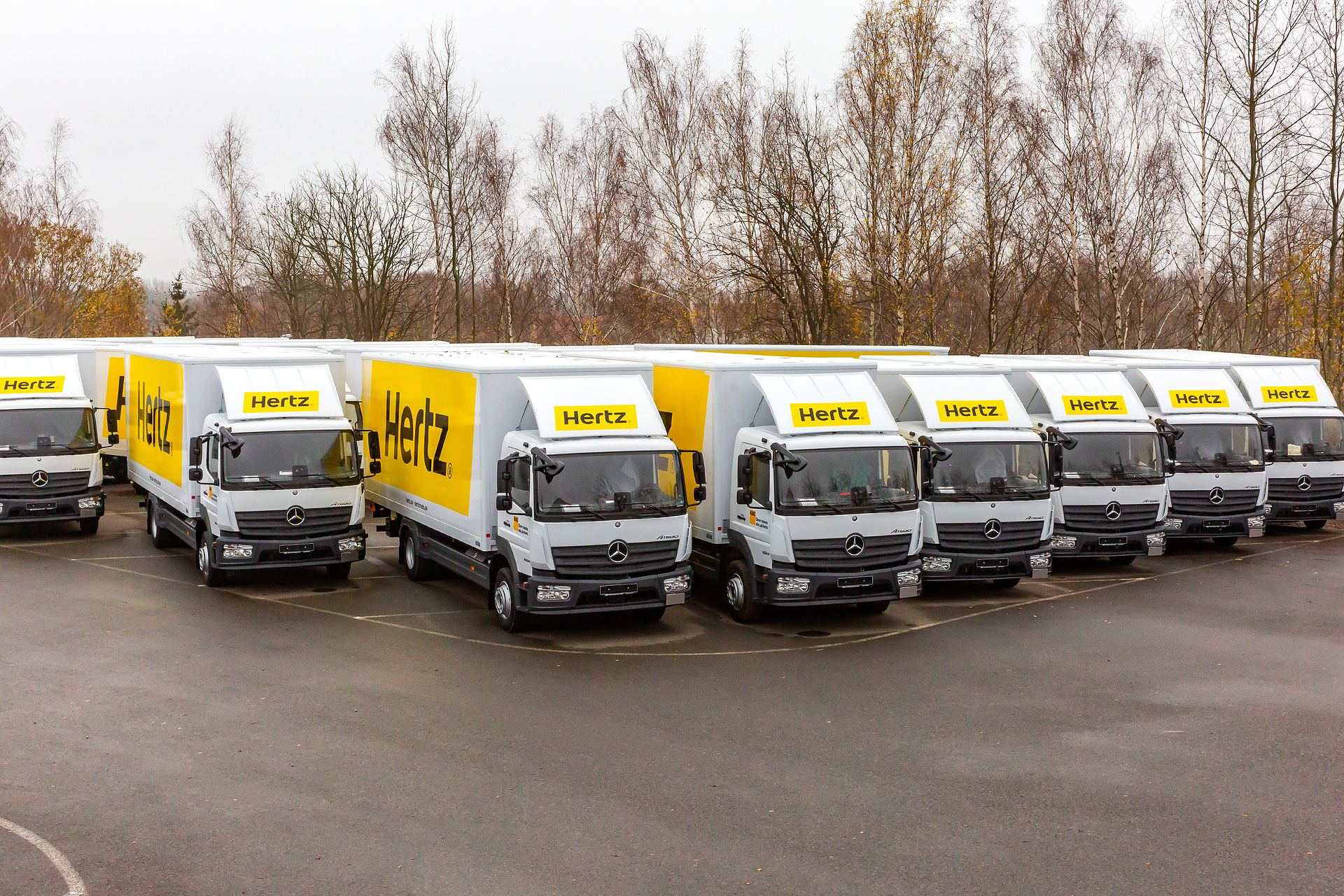 Mercedes-Benz Atego im Einsatz bei der Hertz Autovermietung: 542 Mercedes-Benz Atego mit Her(t)z