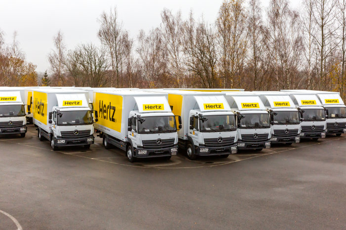 Mercedes-Benz Atego im Einsatz bei der Hertz Autovermietung: 542 Mercedes-Benz Atego mit Her(t)z