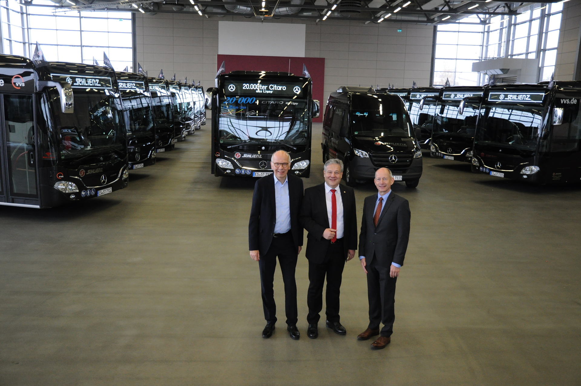 Schlienz Tours setzt bei Linienaufgaben weiter auf Busse von Mercedes-Benz: Ulrich Bastert, Head of Marketing, Sales & Customer Services Daimler Buses, und Axel Stokinger, Geschäftsleiter Vertriebsorganisation Deutschland, ließen es sich nicht nehmen, die neuen Mercedes-Benz Omnibusse an Erhard Kiesel, Geschäftsführer Schlienz Tours und GR Omnibus GmbH, persönlich zu übergeben. Mercedes-Benz Citaro und Sprinter Minibusse: Schlienz Tours setzt bei Linienaufgaben weiter auf Busse von Mercedes-Benz