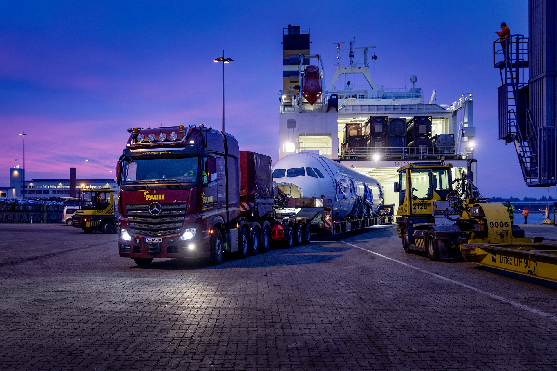 Spektakulärer Airbus-Transport mit einer Mercedes-Benz Actros 4163 SLT Schwerlastzugmaschine Spektakulärer Airbus-Transport mit einer Mercedes-Benz Actros 4163 SLT Schwerlastzugmaschine