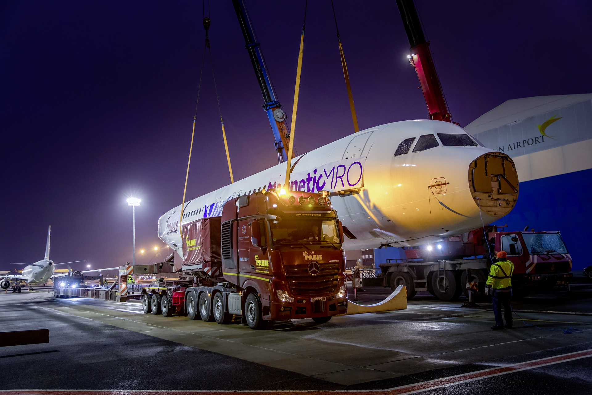 Spektakulärer Airbus-Transport mit einer Mercedes-Benz Actros 4163 SLT Schwerlastzugmaschine Spektakulärer Airbus-Transport mit einer Mercedes-Benz Actros 4163 SLT Schwerlastzugmaschine