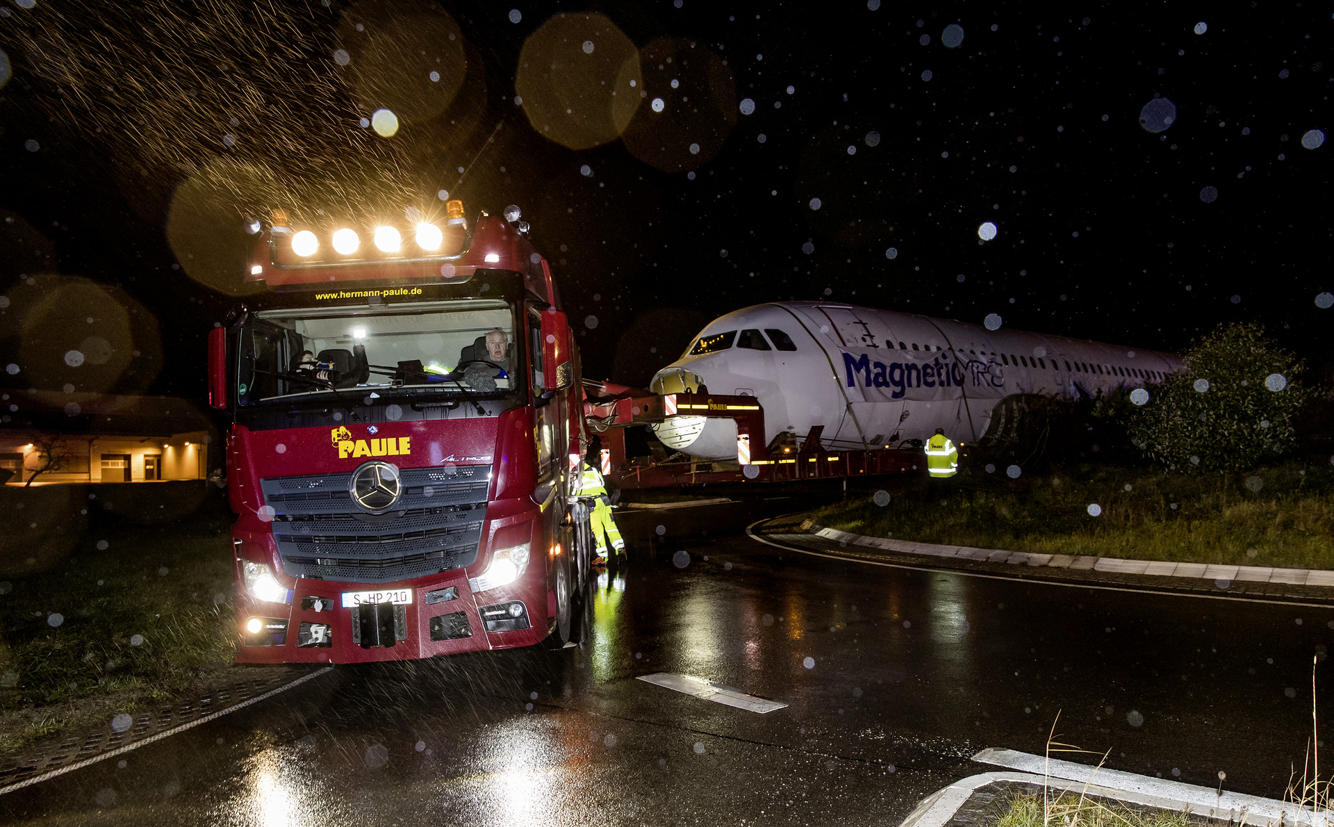 Spektakulärer Airbus-Transport mit einer Mercedes-Benz Actros 4163 SLT Schwerlastzugmaschine Spektakulärer Airbus-Transport mit einer Mercedes-Benz Actros 4163 SLT Schwerlastzugmaschine