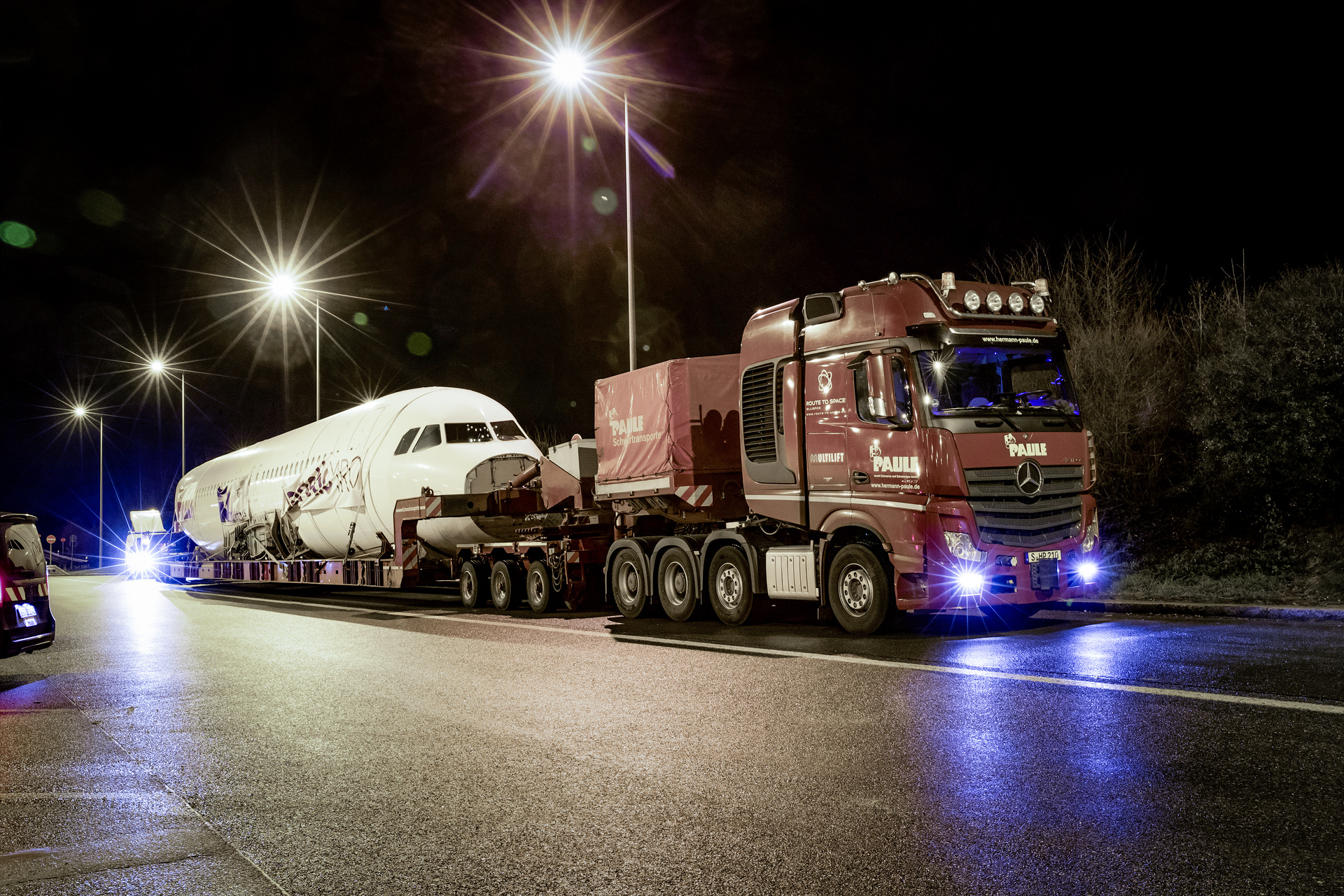 Spektakulärer Airbus-Transport mit einer Mercedes-Benz Actros 4163 SLT Schwerlastzugmaschine Spektakulärer Airbus-Transport mit einer Mercedes-Benz Actros 4163 SLT Schwerlastzugmaschine