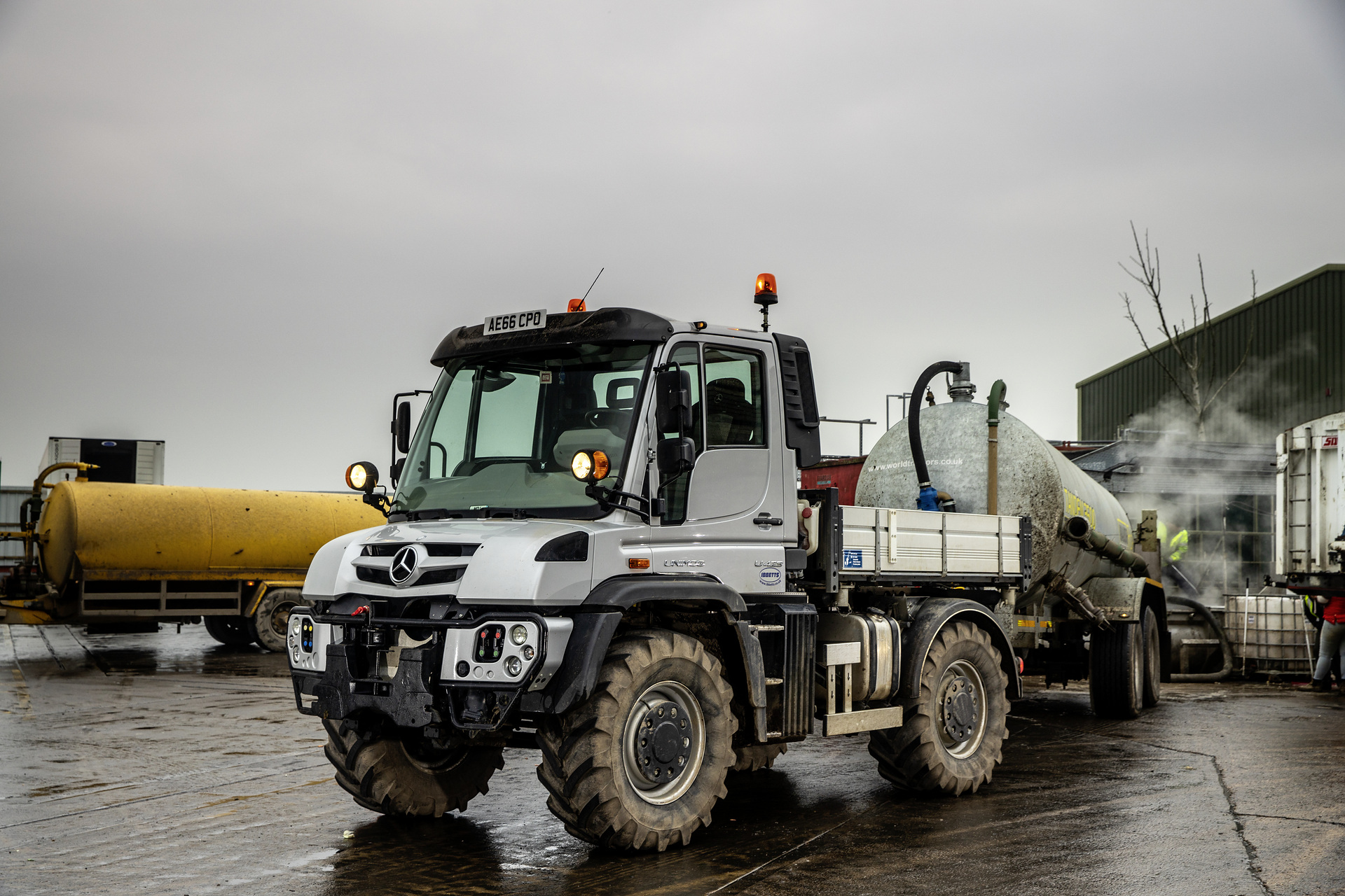 An impressive unit: the Mercedes-Benz Unimog U 423 with a tanker trailer for the transportation of waste oil. Mercedes-Benz Unimog U 423 in operation as a tractor unit: Unimog impresses with great economy