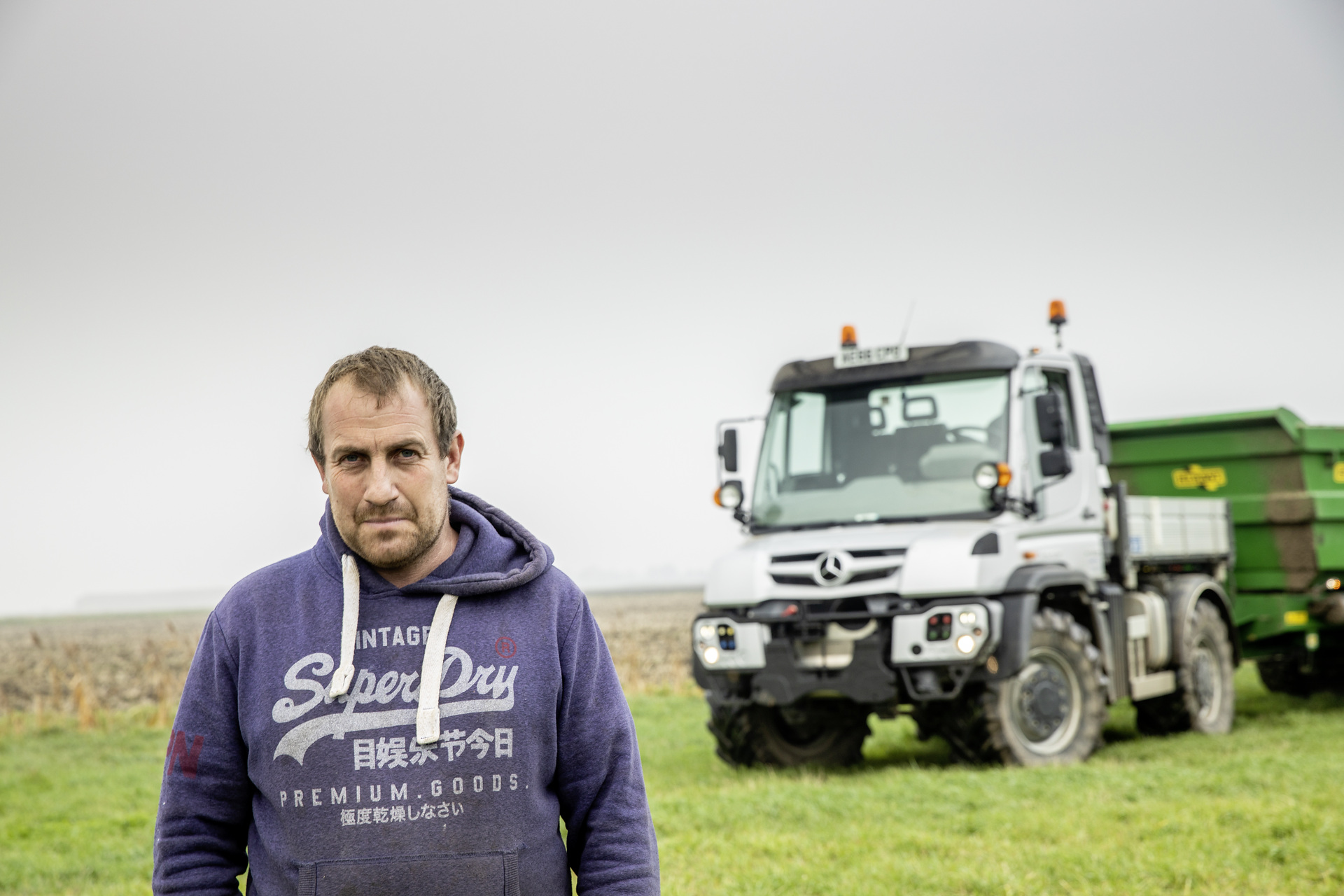 Tom Shepperson and his Mercedes-Benz Unimog U 423. Mercedes-Benz Unimog U 423 in operation as a tractor unit: Unimog impresses with great economy