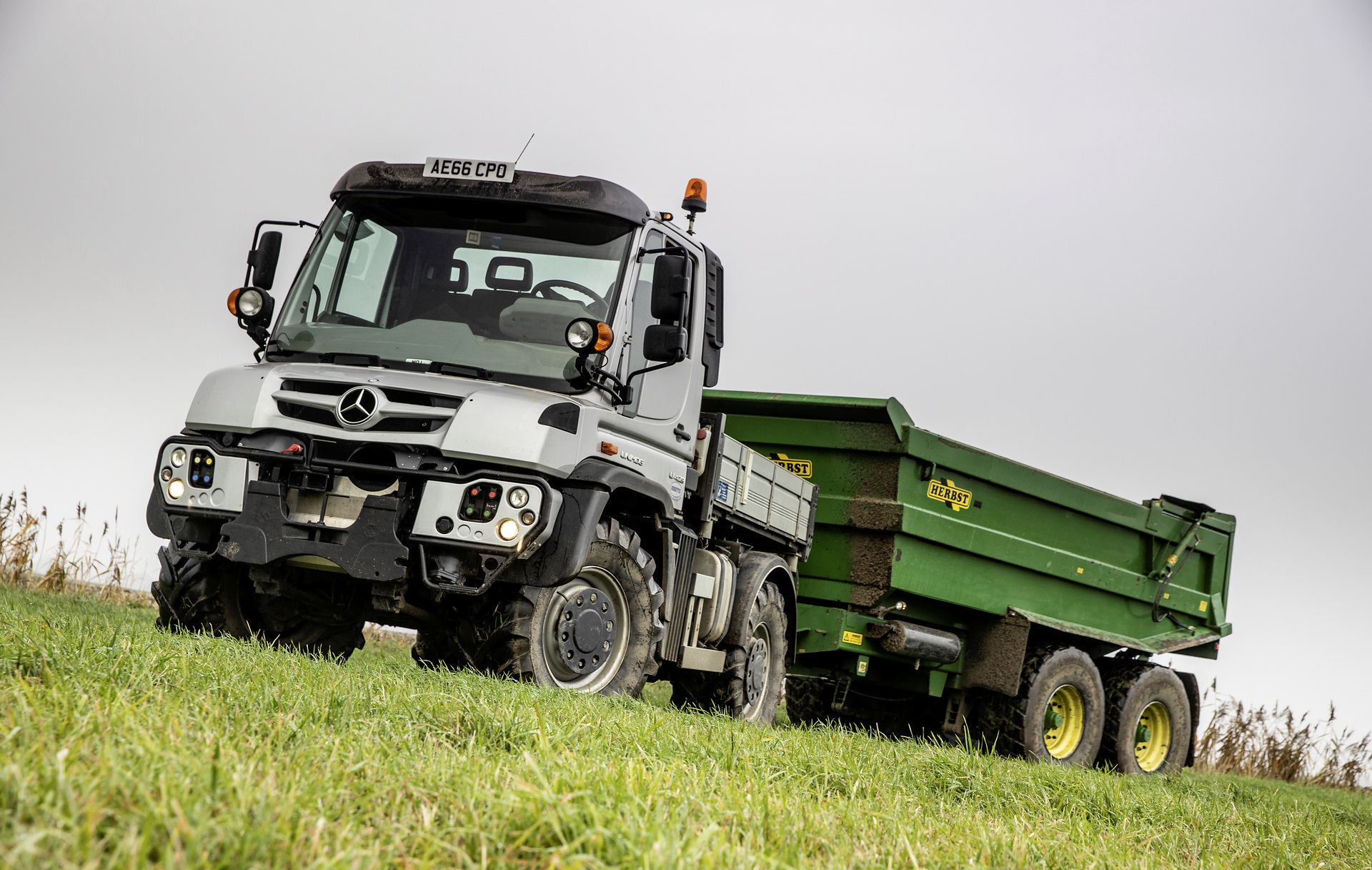 Unimog U 423 off-road with a tipper trailer. Mercedes-Benz Unimog U 423 in operation as a tractor unit: Unimog impresses with great economy