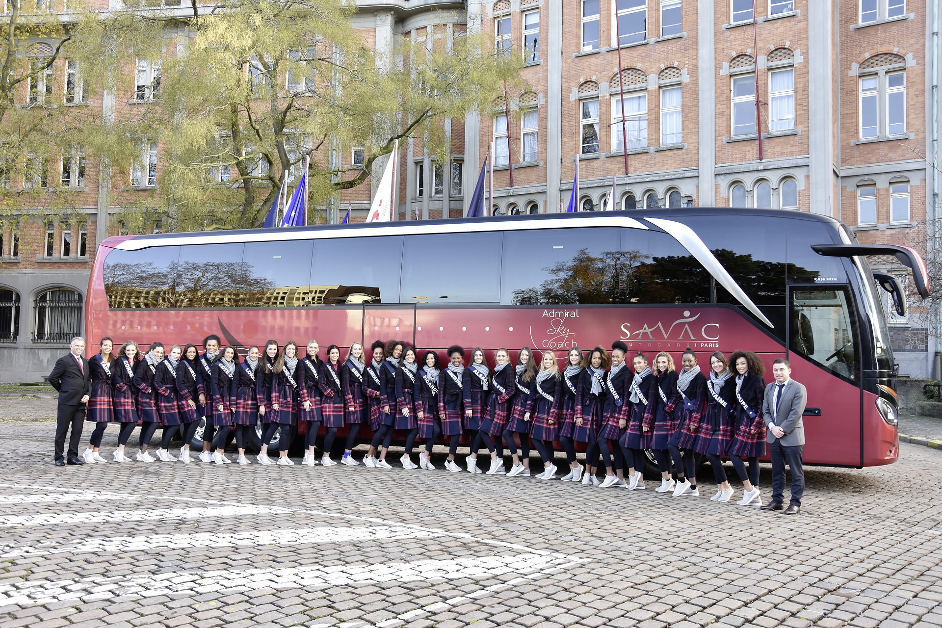 Seit mehr als 20 Jahren reisen die Bewerberinnen zur Wahl von Miss Frankreich mit dem Busunternehmen Savac von Show zur Show. Bei der Wahl 2019 konnten die 30 Kandidatinnen auf ihren Fahrten durch ganz Frankreich den Luxus eines S 516 HDH genießen, ein unter anderem mit Panorama-Glasdach und Lounge ausgestatteter Reisebus der Setra TopClass. Die schönsten Frauen fahren Setra