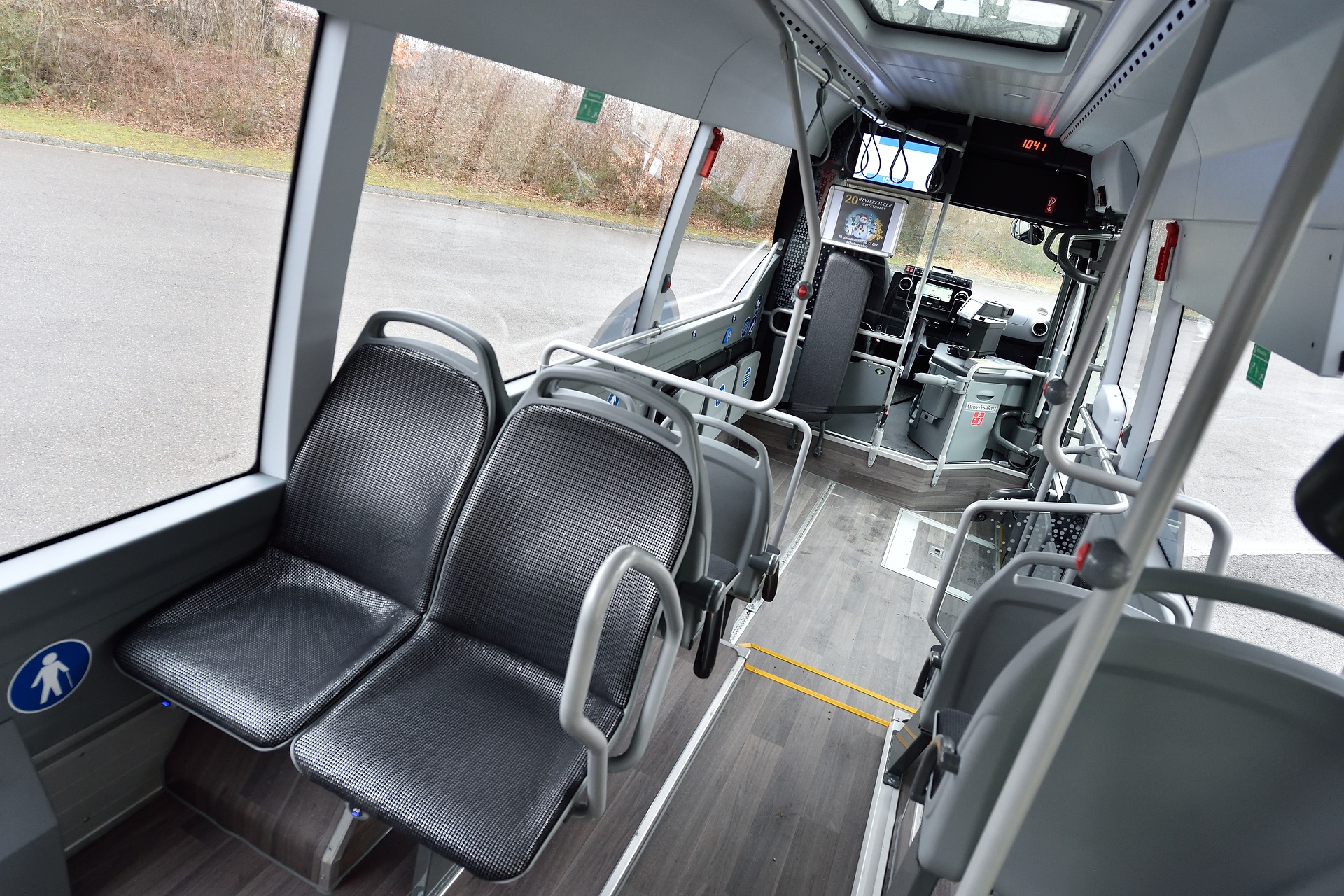 Der großzügige Niederflurbereich wird durch einen komplett neuen Aufbau möglich. Dieser 8,5 Meter lange Sprinter City 75 bietet Platz für 32 Fahrgäste. Minibus Sprinter City 75: Premiere auf Deutschlands Straßen: Erste Sprinter City 75 der neuen Generation im Einsatz
