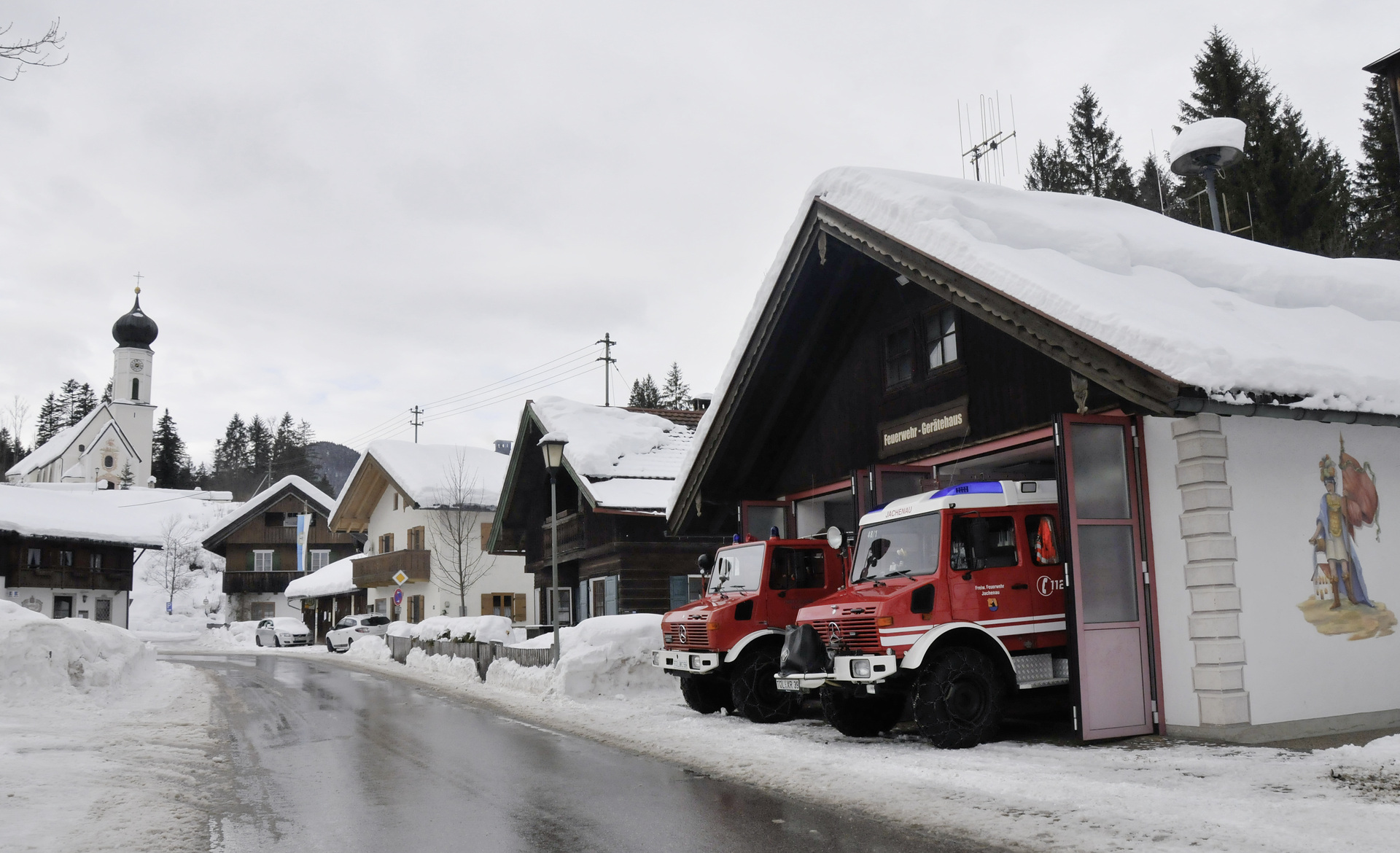 Seit 40 bzw. 27 Jahren im Einsatz der kleinen Gemeinde Jachenau im Isarwinkel (Landkreis Bad Tölz): Mercedes-Benz Unimog U 1300 L (links) als Tanklöschfahrzeug, und das Löschgruppenfahrzeug Unimog U 1550 L. Mercedes-Benz Unimog: Ein Alleskönner gegen Schnee und Eis: Der Unimog im Dauerbetrieb