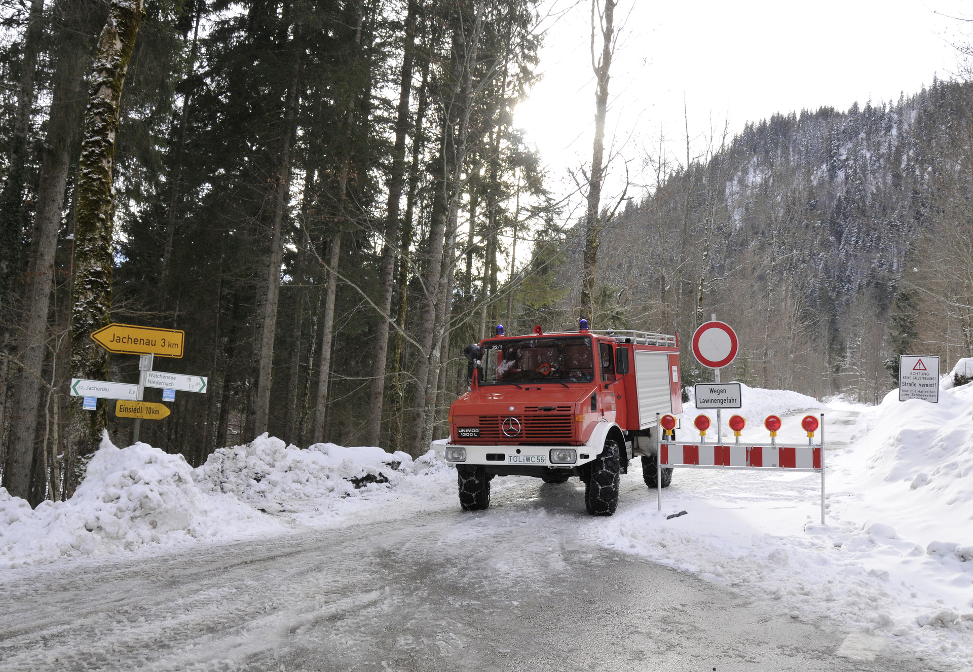 Tanklöschfahrzeug U 1300 L als mobile Straßensperre: Kein risikobereiter Fahrzeuglenker konnte sich in der Zeit des Katastrophenfalls an Absperrung und Unimog vorbeimogeln. Mercedes-Benz Unimog: Ein Alleskönner gegen Schnee und Eis: Der Unimog im Dauerbetrieb