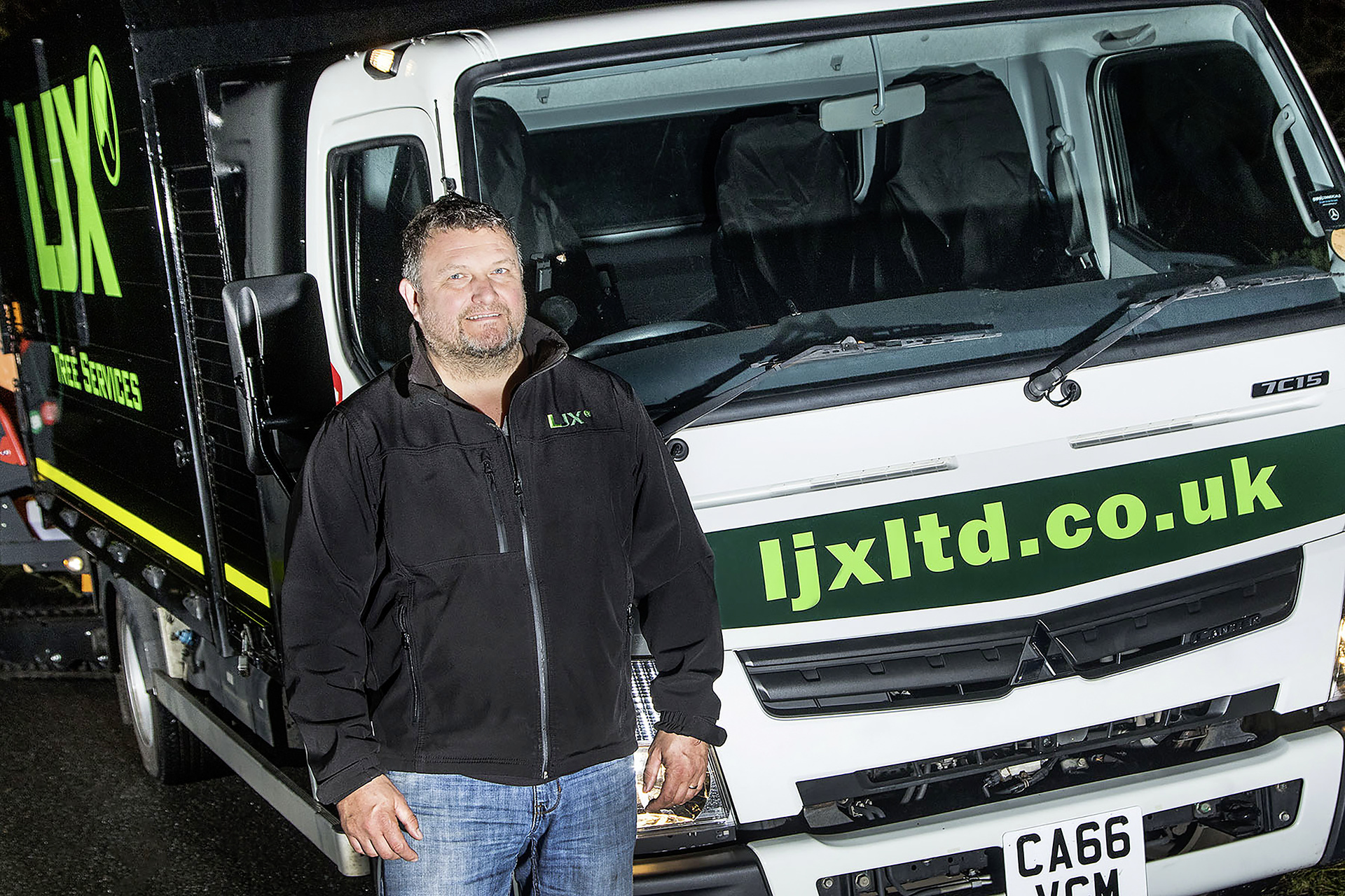 LJX Tree Services uses the Fuso Canter with a tipping body and tool box for tree surgery measures between Glasgow and Edinburgh. Special tree surgery applications in Scotland: Fuso Canter "operates" on trees at LJX Tree Services