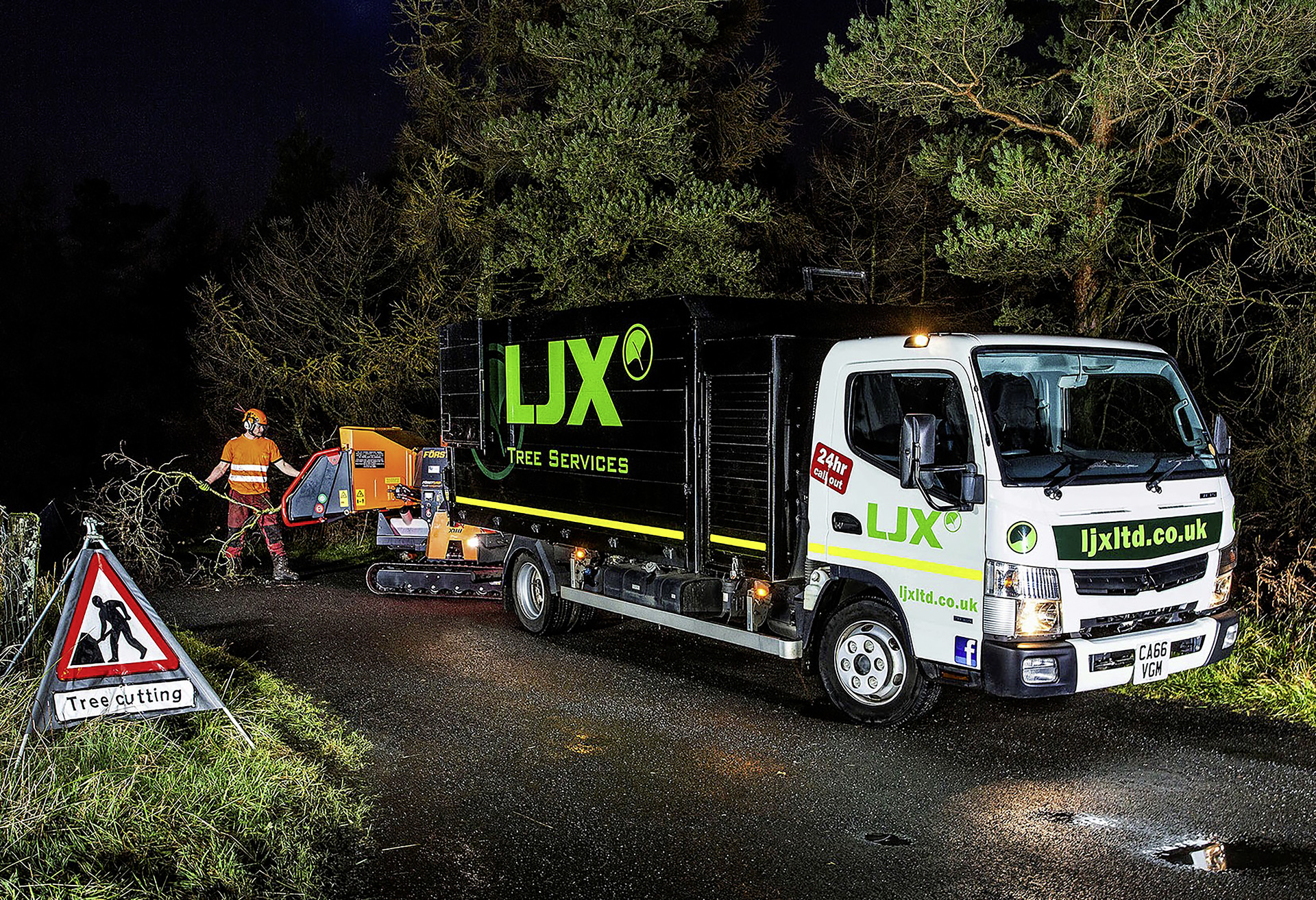 It has a high payload, is easy to manoeuvre, doesn't take up much space and comes with efficient special equipment. This makes the Fuso Canter the ideal vehicle for the teams working for Scottish tree surgery specialist LJX Tree Services. Special tree surgery applications in Scotland: Fuso Canter "operates" on trees at LJX Tree Services