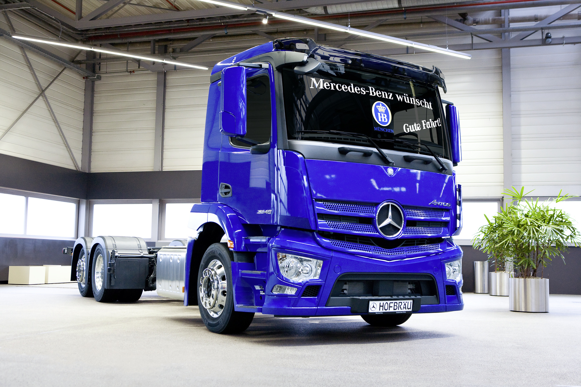 Mercedes-Benz Antos mit Abbiege-Assistent, Active Brake Assist 4, Safety Pack, Fleetboard und Mercedes-Benz Uptime für Hofbräu München. Mercedes-Benz Antos mit Abbiege-Assistent: Auf der sicheren Seite – Hofbräu München setzt auf Mercedes-Benz Lkw