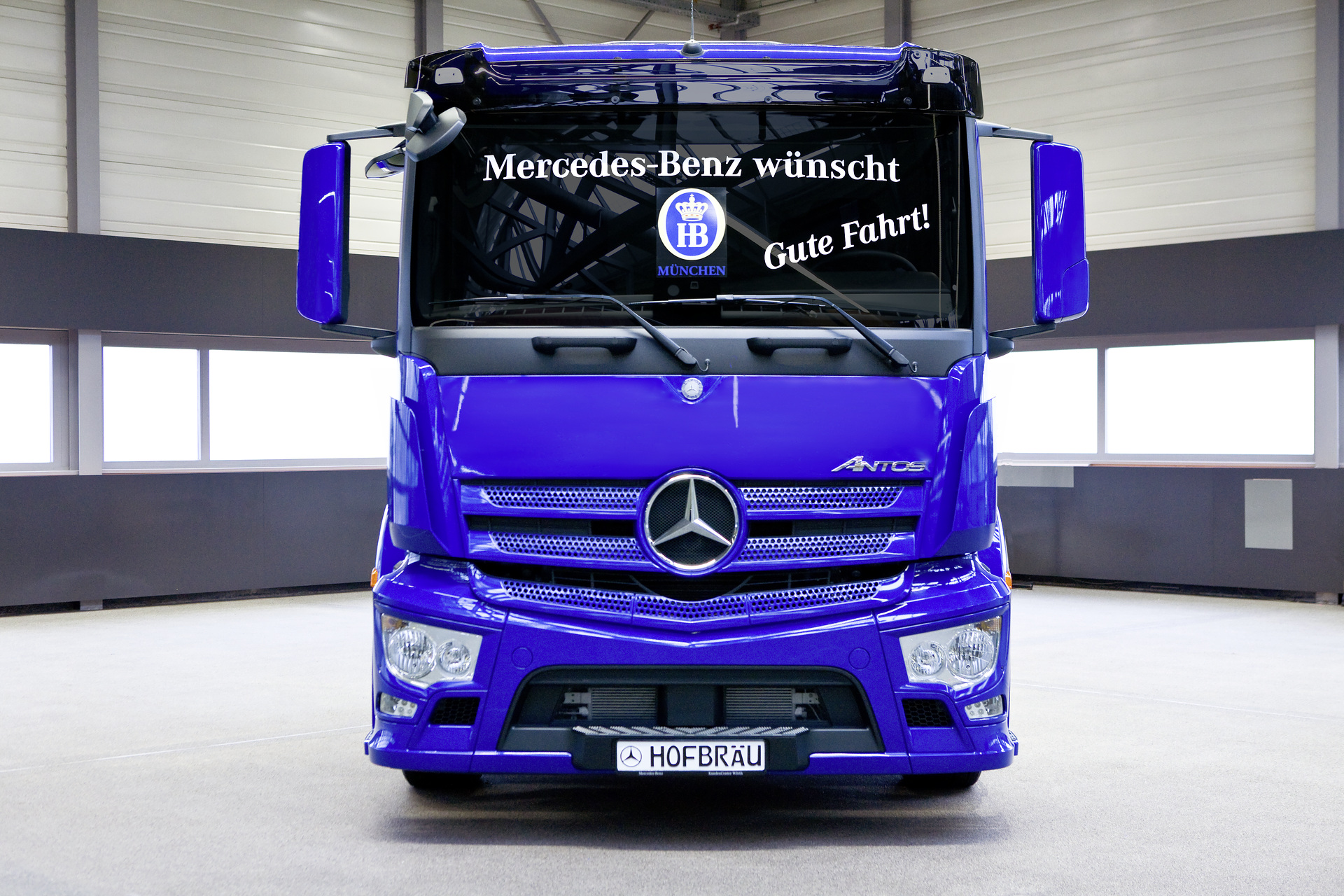Mercedes-Benz Antos mit Abbiege-Assistent, Active Brake Assist 4, Safety Pack, Fleetboard und Mercedes-Benz Uptime für Hofbräu München. Mercedes-Benz Antos mit Abbiege-Assistent: Auf der sicheren Seite – Hofbräu München setzt auf Mercedes-Benz Lkw