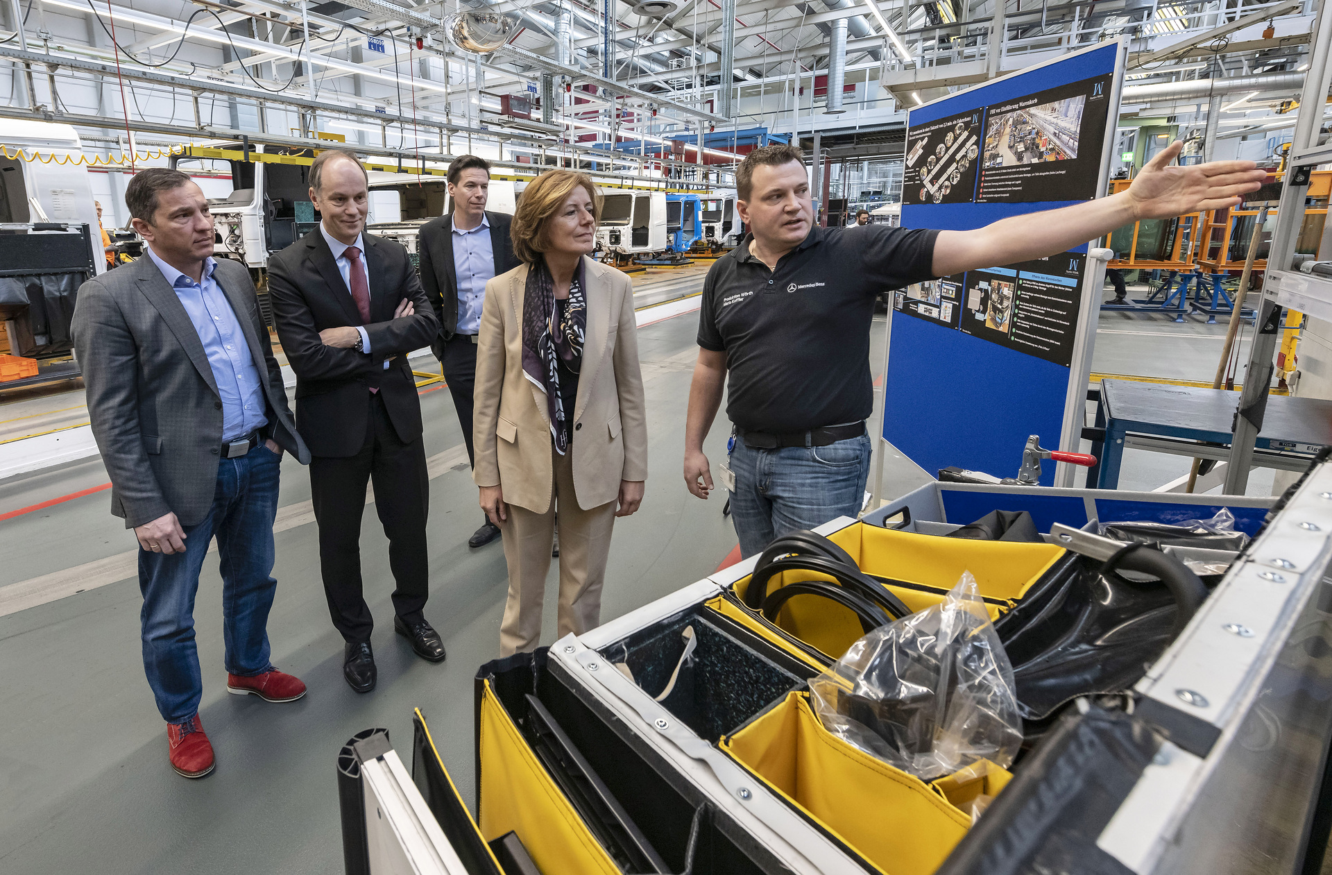 Zu Besuch im Mercedes-Benz Werk Wörth (von links nach rechts): Thomas Zwi ck, Betriebsratsvorsitzender Mercedes-Benz Werk Wörth; Dr. Ingo Ettischer, Standortverantwortlicher Mercedes-Benz Werk Wörth; und Malu Dreyer, Ministerpräsidentin des Landes Rheinland-Pfalz; lassen sich von Mario Koffler, Leiter Produktion Fahrerhausinnenausbau; einen Warenkorb für die Montage der Lkw zeigen. Rheinland-pfälzische Ministerpräsidentin Malu Dreyer besucht Mercedes-Benz Lkw-Werk in Wörth am Rhein