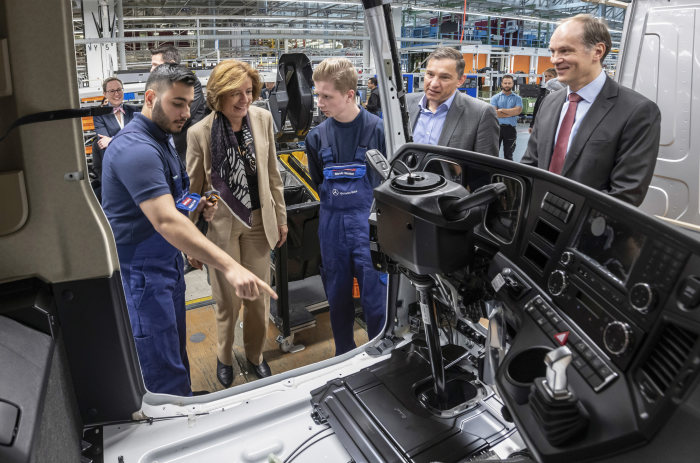 Rheinland-pfälzische Ministerpräsidentin Malu Dreyer besucht Mercedes-Benz Lkw-Werk in Wörth am Rhein