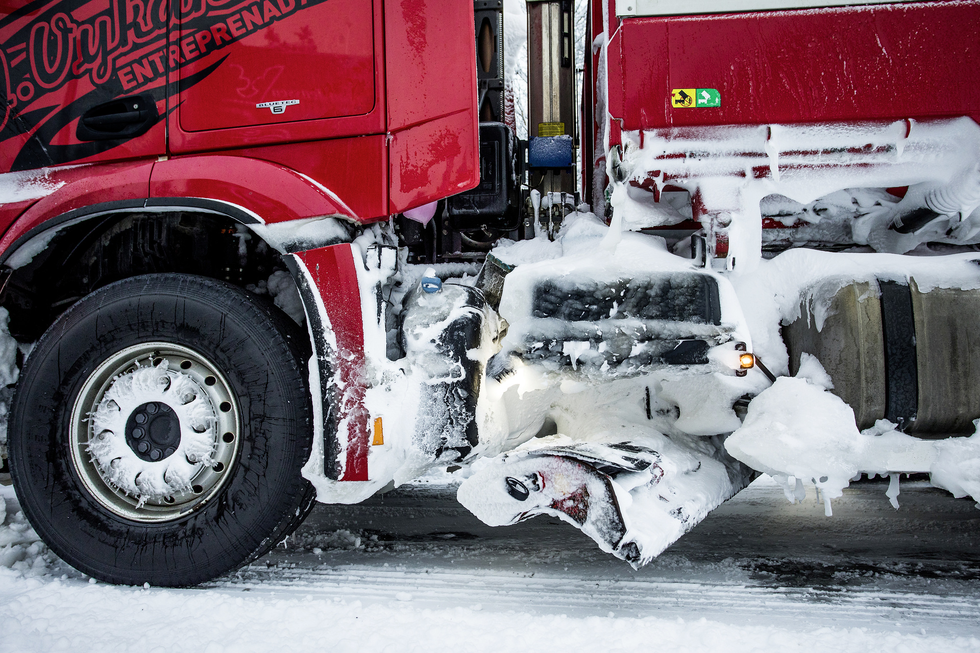 Januar 2019 – Mercedes-Benz Arocs 3258 mit Schneepflug von Mählers. Snoplog – Schneeräumer der Extraklasse: Mercedes-Benz Arocs sorgt für freie Straßen in Schweden