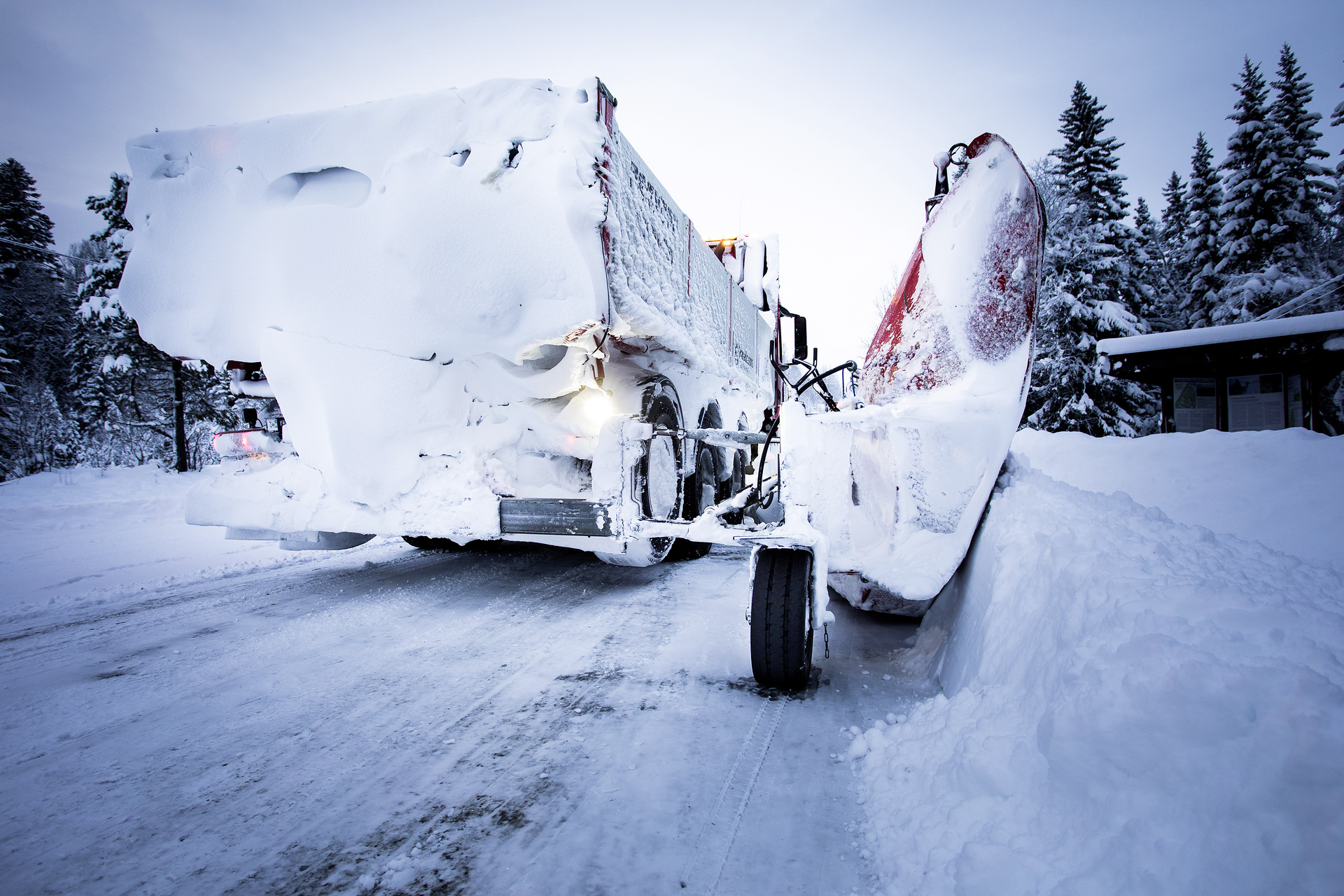 Januar 2019 – Mercedes-Benz Arocs 3258 mit Schneepflug von Mählers. Snoplog – Schneeräumer der Extraklasse: Mercedes-Benz Arocs sorgt für freie Straßen in Schweden