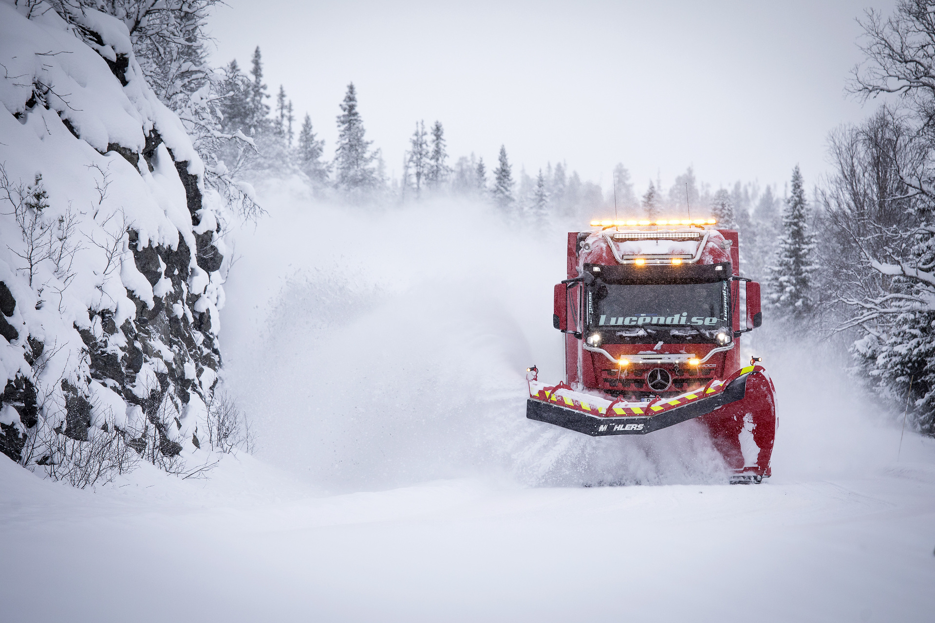 Januar 2019 – Mercedes-Benz Arocs 3258 mit Schneepflug von Mählers. Snoplog – Schneeräumer der Extraklasse: Mercedes-Benz Arocs sorgt für freie Straßen in Schweden