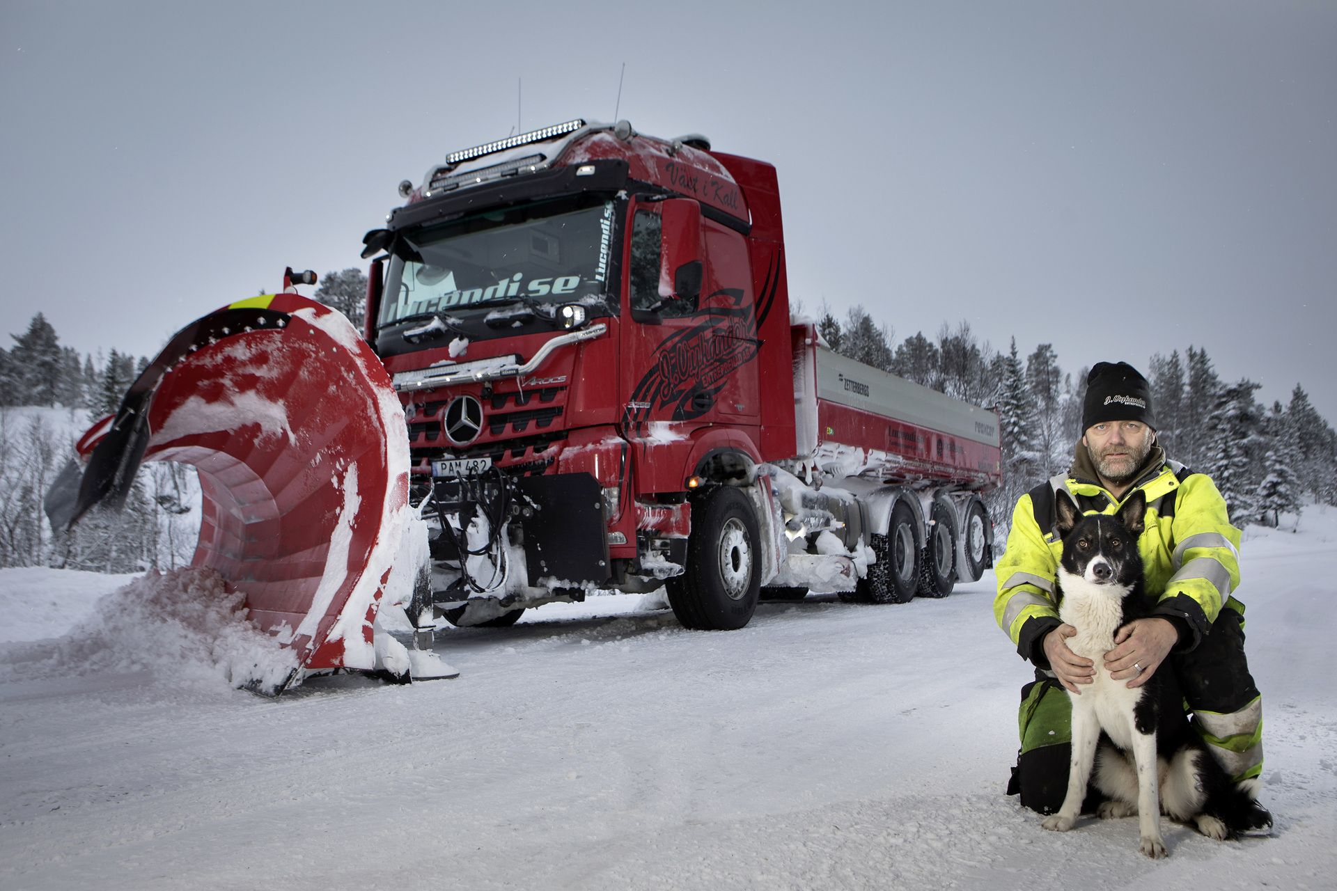 Januar 2019 – Mercedes-Benz Arocs 3258 mit Schneepflug von Mählers. Snoplog – Schneeräumer der Extraklasse: Mercedes-Benz Arocs sorgt für freie Straßen in Schweden