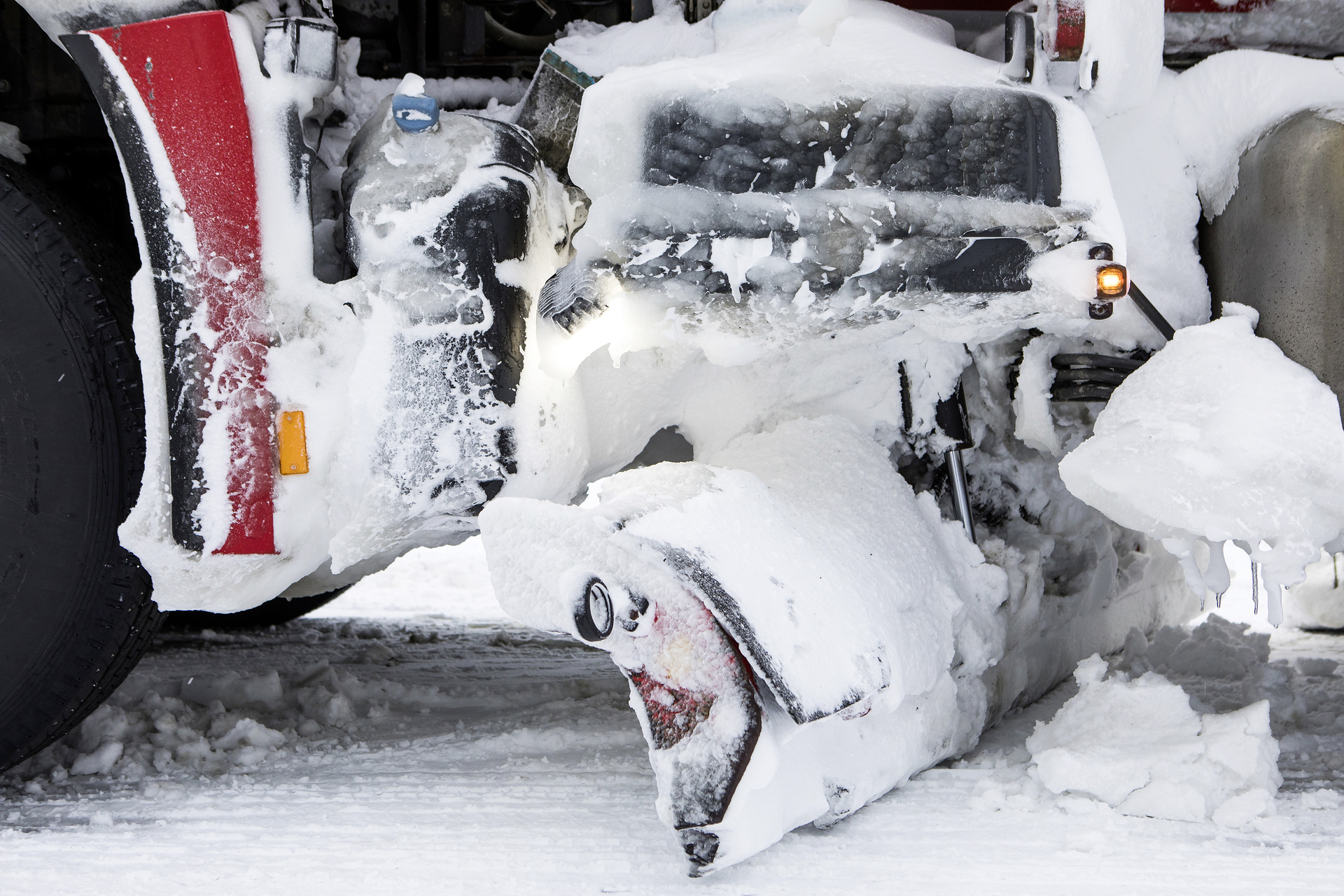 Januar 2019 – Mercedes-Benz Arocs 3258 mit Schneepflug von Mählers. Snoplog – Schneeräumer der Extraklasse: Mercedes-Benz Arocs sorgt für freie Straßen in Schweden