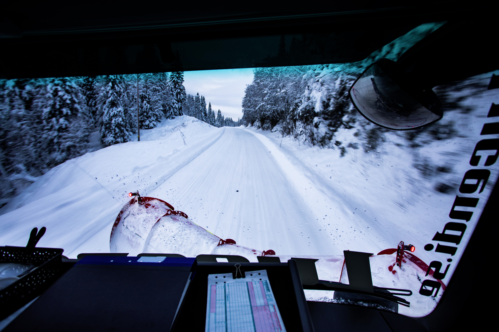 Januar 2019 – Mercedes-Benz Arocs 3258 mit Schneepflug von Mählers. Snoplog – Schneeräumer der Extraklasse: Mercedes-Benz Arocs sorgt für freie Straßen in Schweden