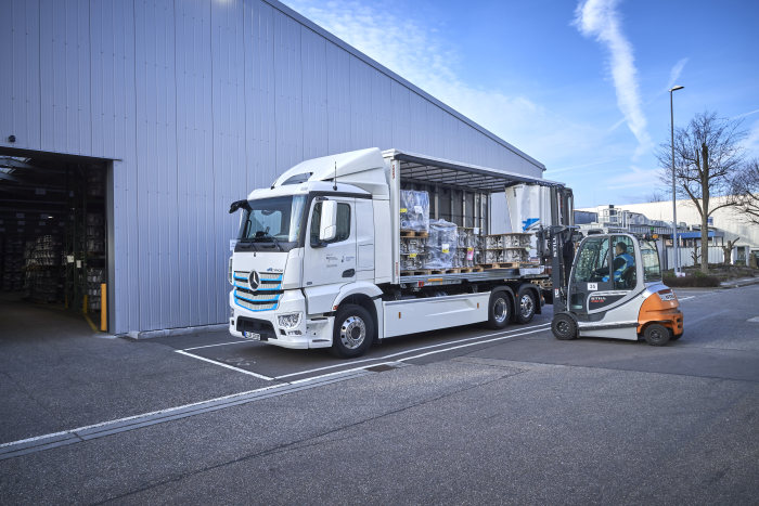 Rein batterieelektrisch angetriebener Lkw für den schweren Verteilerverkehr: Mercedes-Benz eActros startet im Murgtal: emissionsfreier und leiser Transport