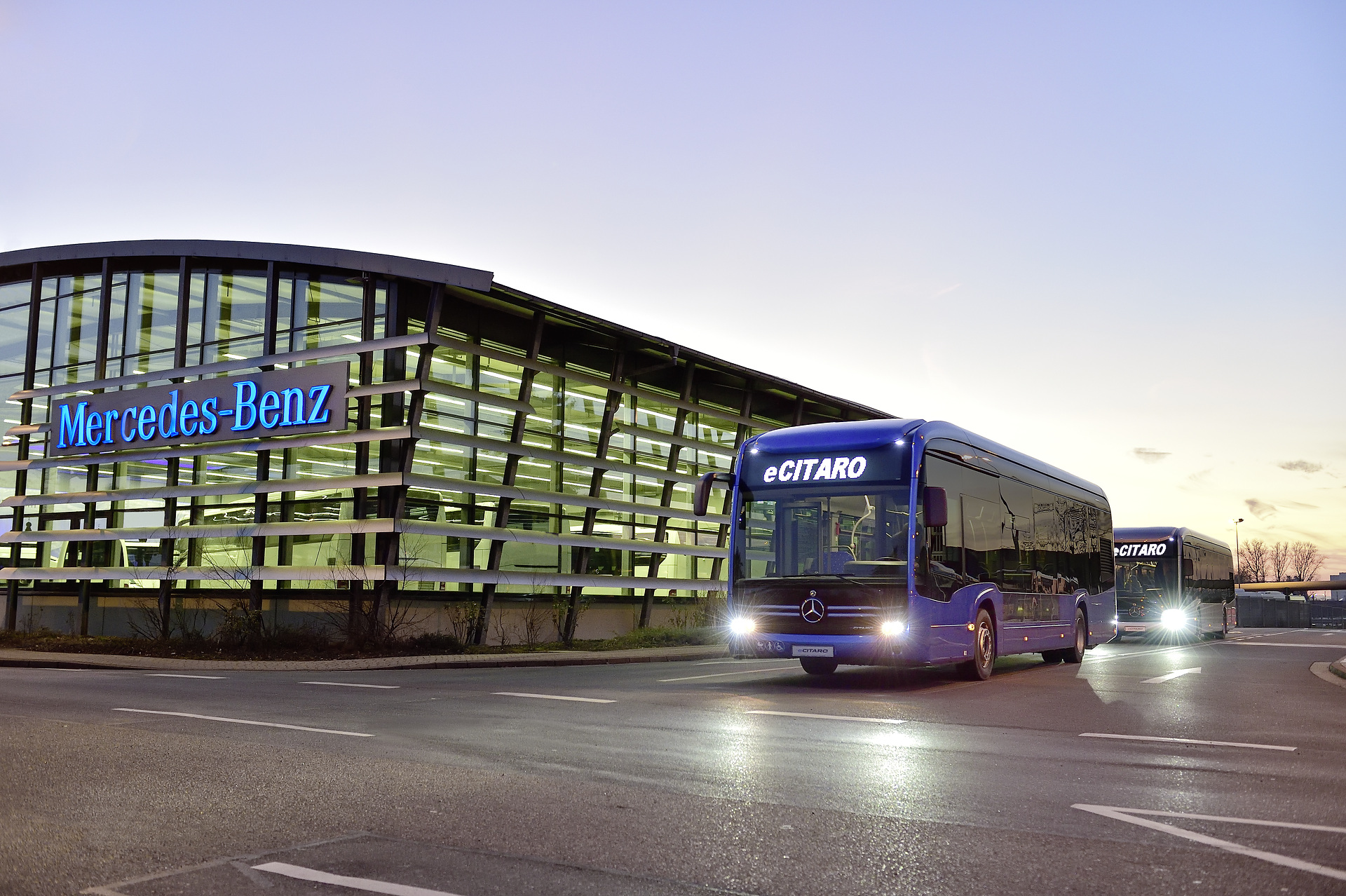 Aufbruch nach Europa. Die ersten Mercedes-Benz eCitaro für Europa machen sich auf den Weg. Mercedes-Benz eCitaro elektrisiert europäische Verkehrsbetriebe