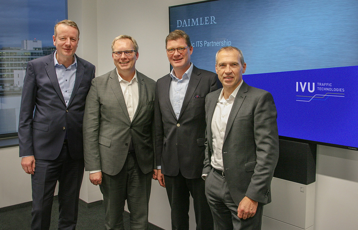 Daimler Buses und IVU Technologies formen eine strategische Partnerschaft für den öffentlichen Verkehr von morgen. V.l.n.r.: Martin Müller Elschner, CEO bei IVU Traffic Technologies, Matthias Rust, CTO bei IVU Traffic Technologies, Till Oberwörder, Leiter Daimler Buses und Vorsitzender der Geschäftsführung EvoBus GmbH, Gustav Tuschen, Leiter Produktentwicklung Daimler Buses. Daimler Buses beteiligt sich mit 5,25 Prozent an der IVU AG