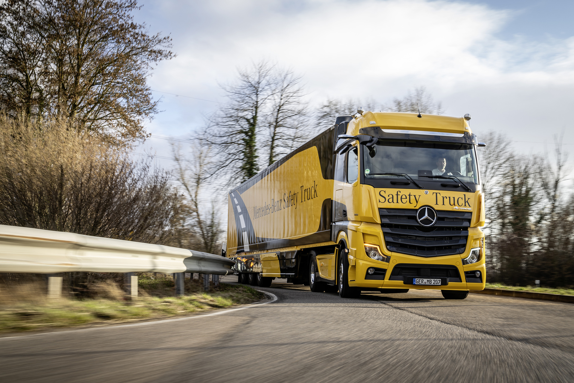 Januar 2019 – Mercedes-Benz Safety Truck. Der neue Mercedes-Benz Actros mit Abbiege-Assistent, Active Brake Assist 5, MirrorCam, Active Drive Assist, Notbremsassistent und Fußgängererkennung. Mercedes-Benz Lkw: Perfektes Zusammenspiel: Abbiege-Assistent und MirrorCam bieten noch mehr Sicherheit