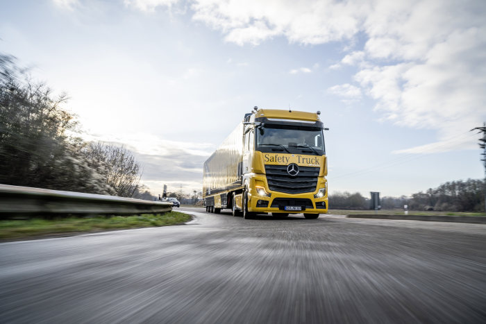 Mercedes-Benz Lkw: Perfektes Zusammenspiel: Abbiege-Assistent und MirrorCam bieten noch mehr Sicherheit