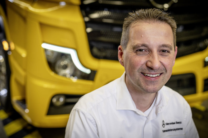 Mercedes-Benz Lkw: Perfektes Zusammenspiel: Abbiege-Assistent und MirrorCam bieten noch mehr Sicherheit