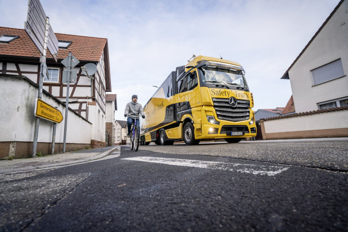 Mercedes-Benz Lkw: Perfektes Zusammenspiel: Abbiege-Assistent und MirrorCam bieten noch mehr Sicherheit