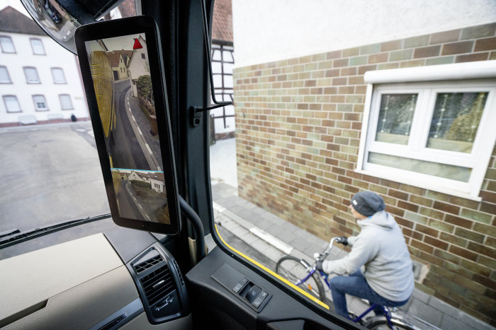 Mercedes-Benz Lkw: Perfektes Zusammenspiel: Abbiege-Assistent und MirrorCam bieten noch mehr Sicherheit