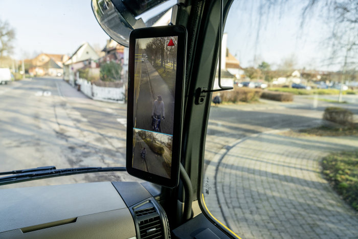 Mercedes-Benz Lkw: Perfektes Zusammenspiel: Abbiege-Assistent und MirrorCam bieten noch mehr Sicherheit
