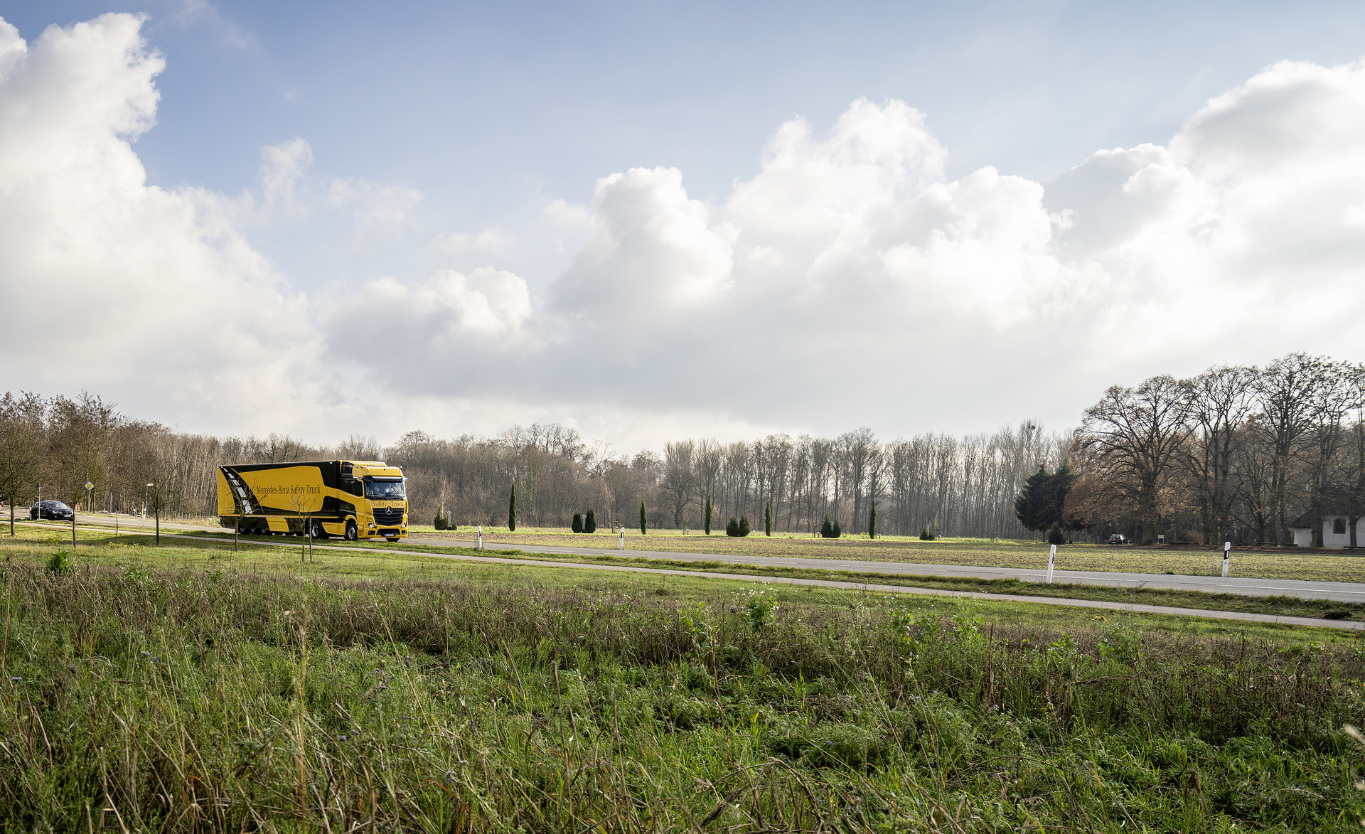Januar 2019 – Mercedes-Benz Safety Truck. Der neue Mercedes-Benz Actros mit Abbiege-Assistent, Active Brake Assist 5, MirrorCam, Active Drive Assist, Notbremsassistent und Fußgängererkennung. Mercedes-Benz Lkw: Perfektes Zusammenspiel: Abbiege-Assistent und MirrorCam bieten noch mehr Sicherheit