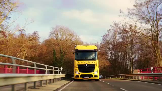 Perfektes Zusammenspiel: MirrorCam und Abbiegeassistent im Mercedes-Benz Lkw – Kurzversion