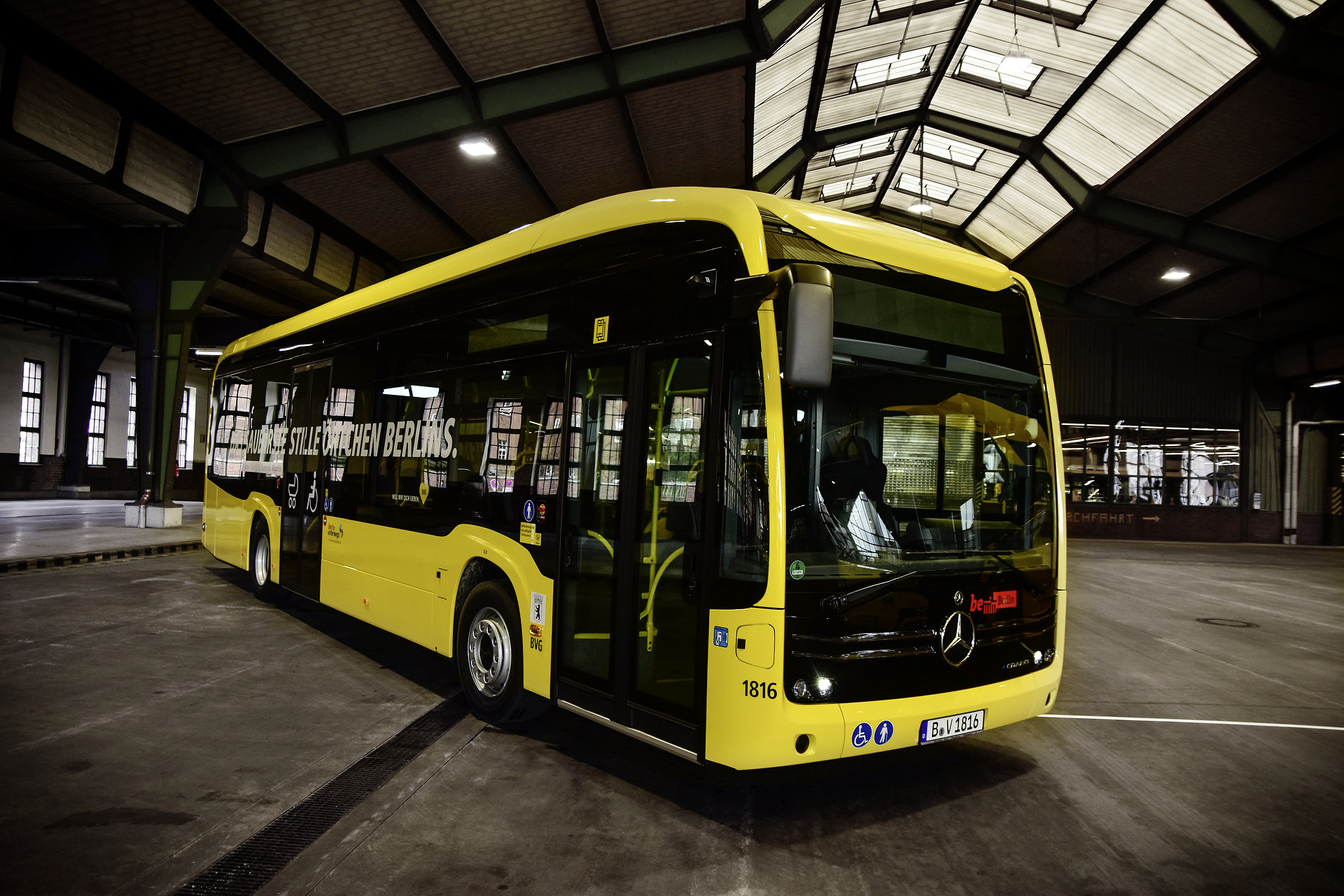 Emissionsfrei durch Berlin: Der erste von 15 vollelektrisch angetriebenen Mercedes Benz eCitaro wird an die Berliner Verkehrsbetriebe (BVG) ausgeliefert Mercedes-Benz eCitaro: Emissionsfrei durch Berlin: Der erste von 15 vollelektrisch angetriebenen Mercedes Benz eCitaro wird an die Berliner Verkehrsbetriebe (BVG)