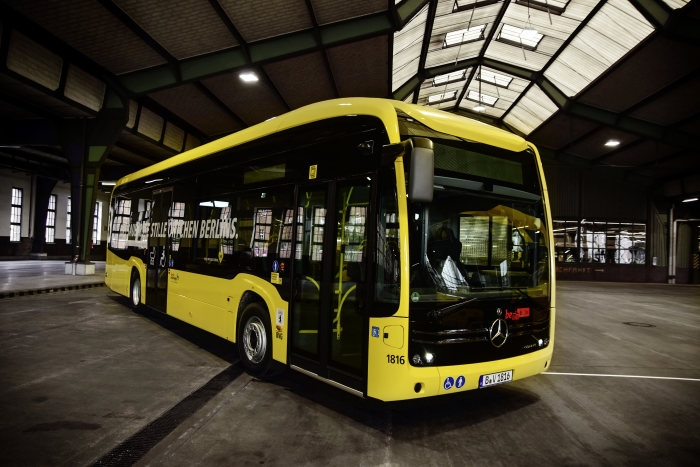 Mercedes-Benz eCitaro: Emissionsfrei durch Berlin: Der erste von 15 vollelektrisch angetriebenen Mercedes Benz eCitaro wird an die Berliner Verkehrsbetriebe (BVG)